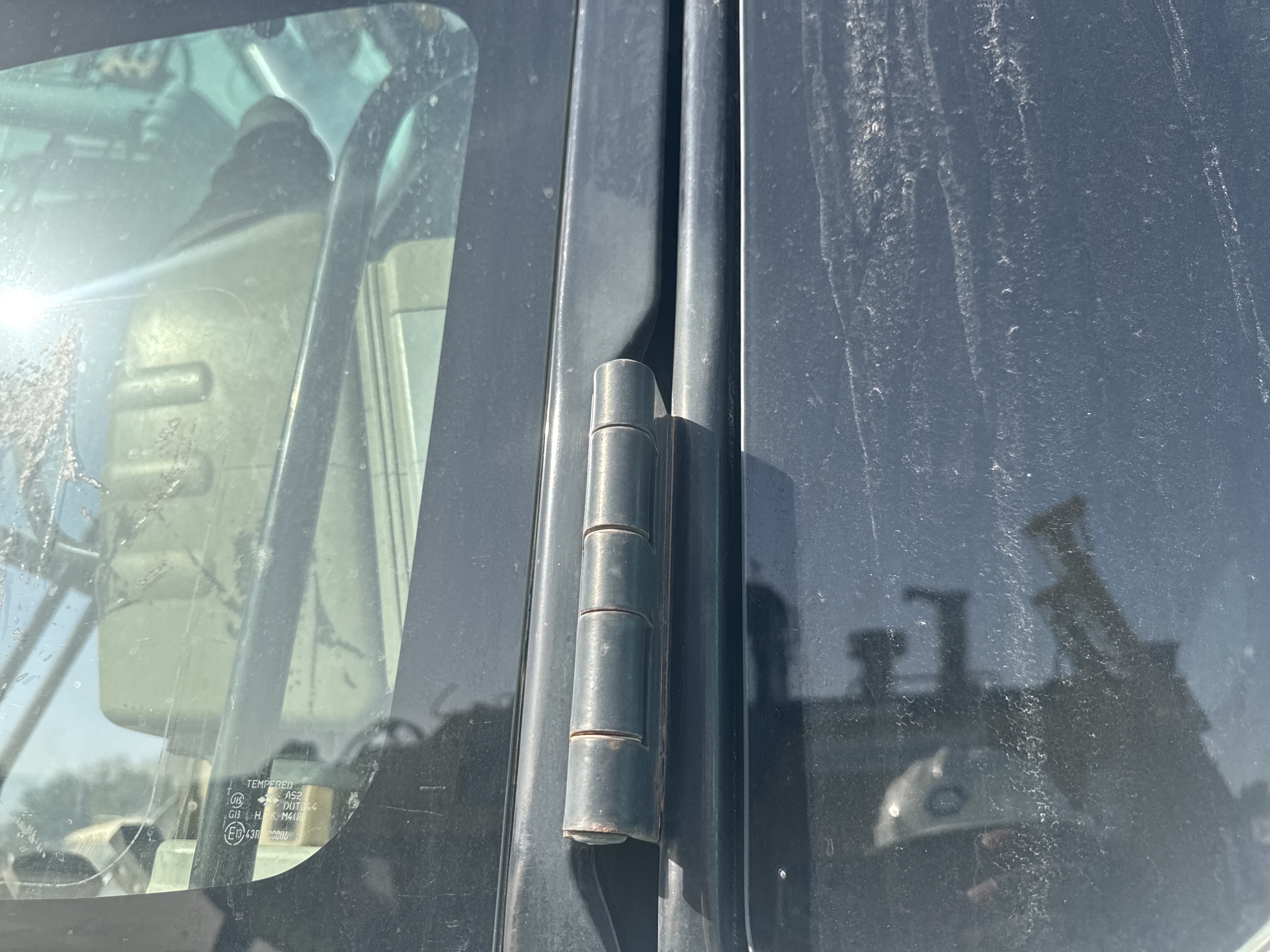 MDX-027-كوبلكو-SK200SR-حفارات-متوسطة-فحص-الهيكل-الأبواب-1