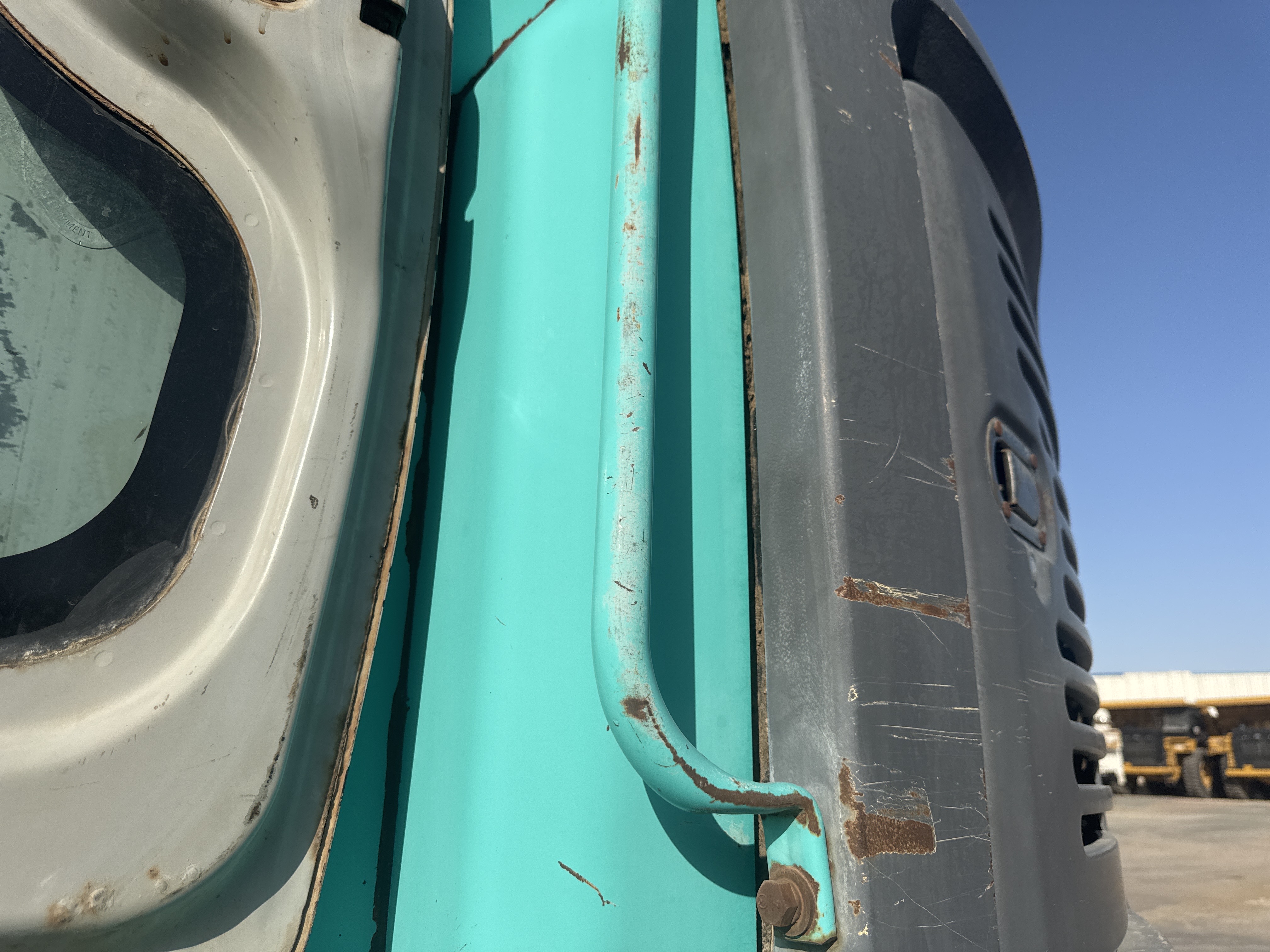 MDX-027-كوبلكو-SK200SR-حفارات-متوسطة-فحص-الهيكل-الدرابزين-1