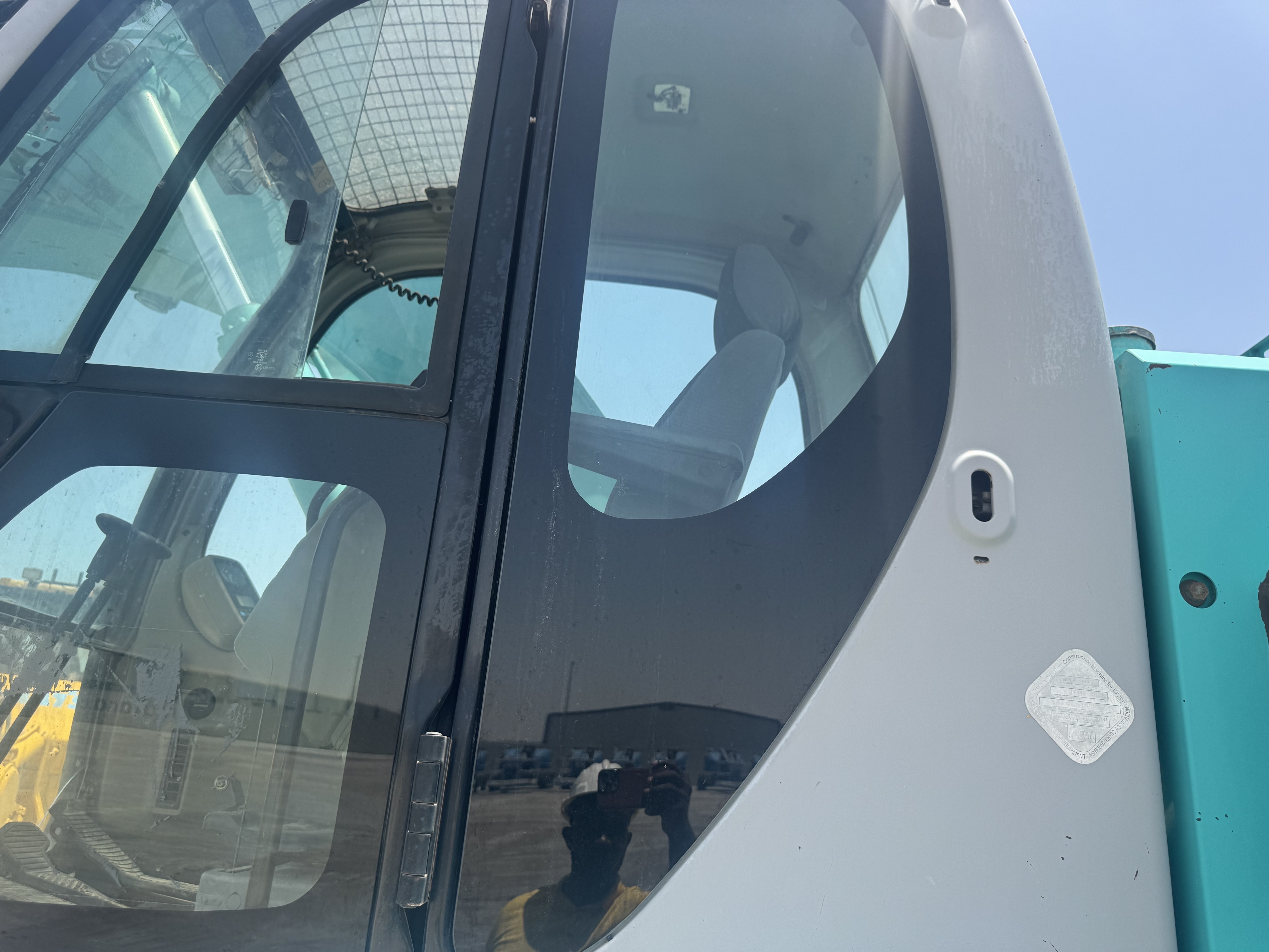 MDX-027-كوبلكو-SK200SR-حفارات-متوسطة-فحص-الأمان-الزجاج-1
