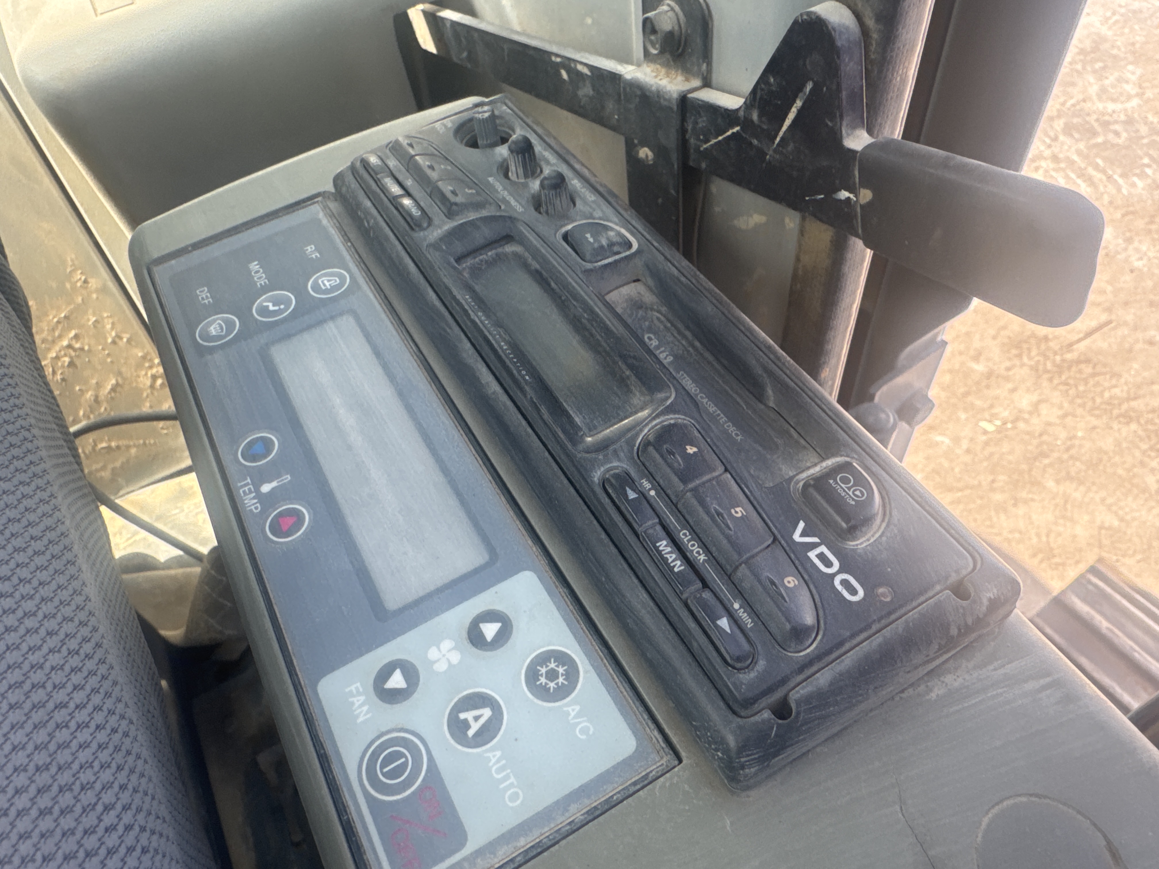 MDX-027-كوبلكو-SK200SR-حفارات-متوسطة-فحص-الكابينة-الراديو-1