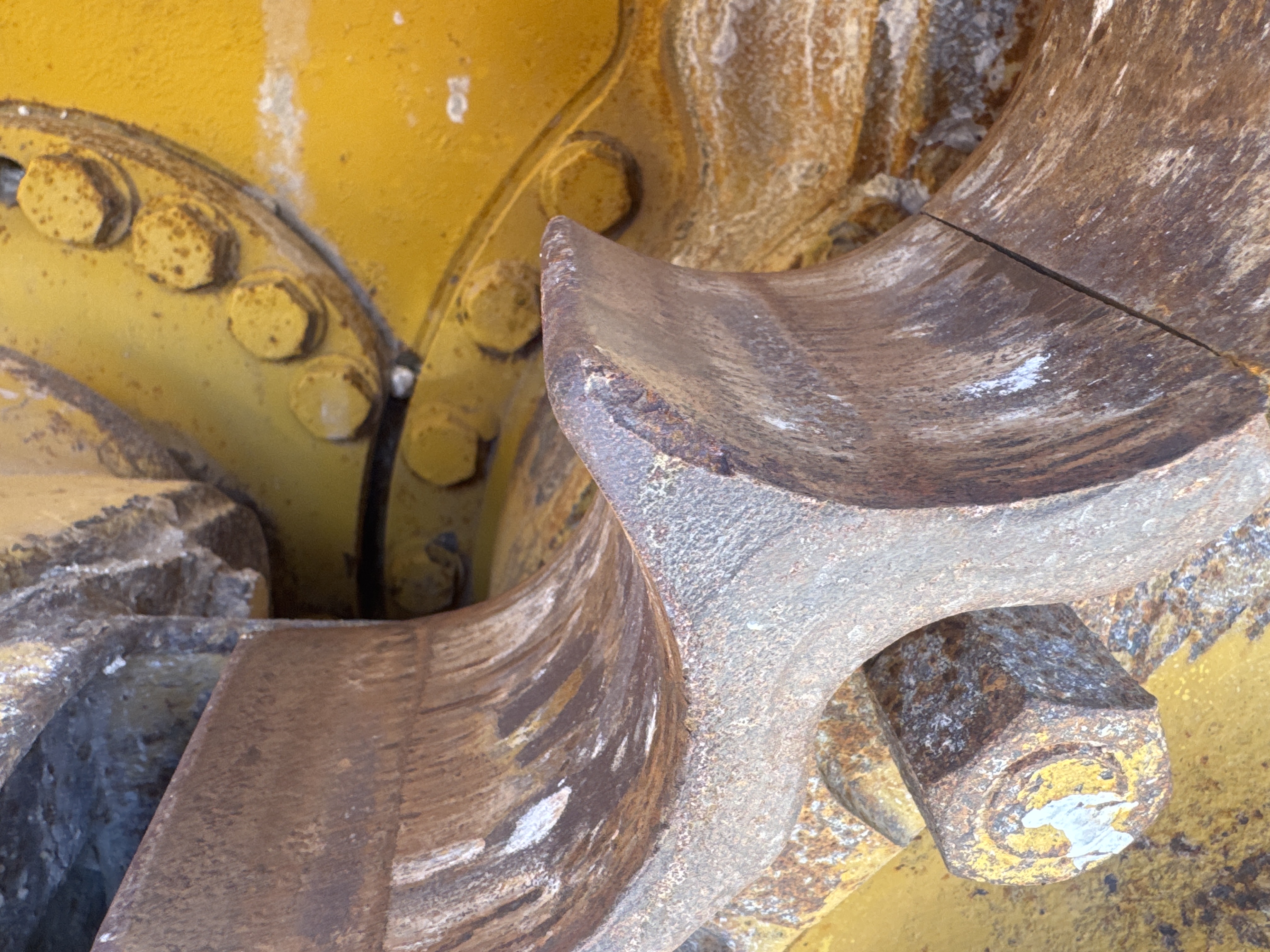 CDB-020-Komatsu-D155A-6R-Crawler-dozers-inspection-Undercarriage-Left-sprocket-4