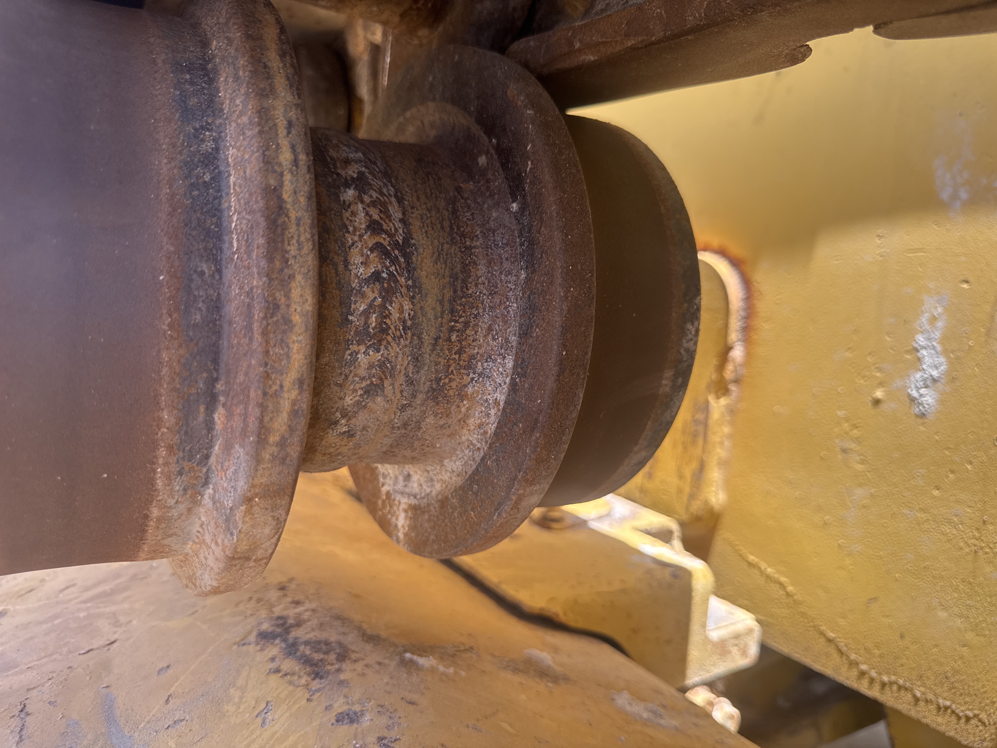 CDB-020-Komatsu-D155A-6R-Crawler-dozers-inspection-Undercarriage-Left-carrier-rollers-1