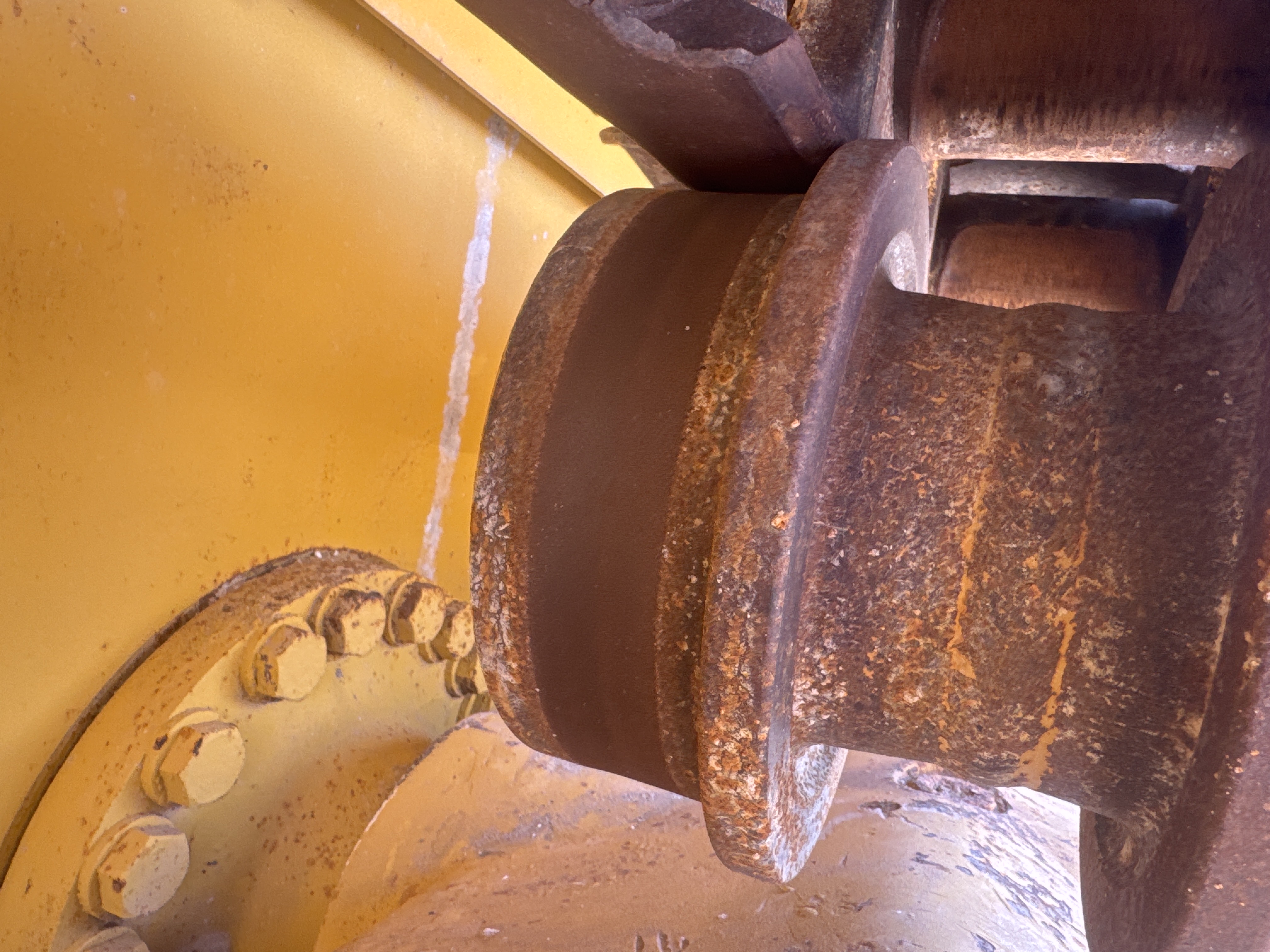 CDB-020-Komatsu-D155A-6R-Crawler-dozers-inspection-Undercarriage-Left-carrier-rollers-1