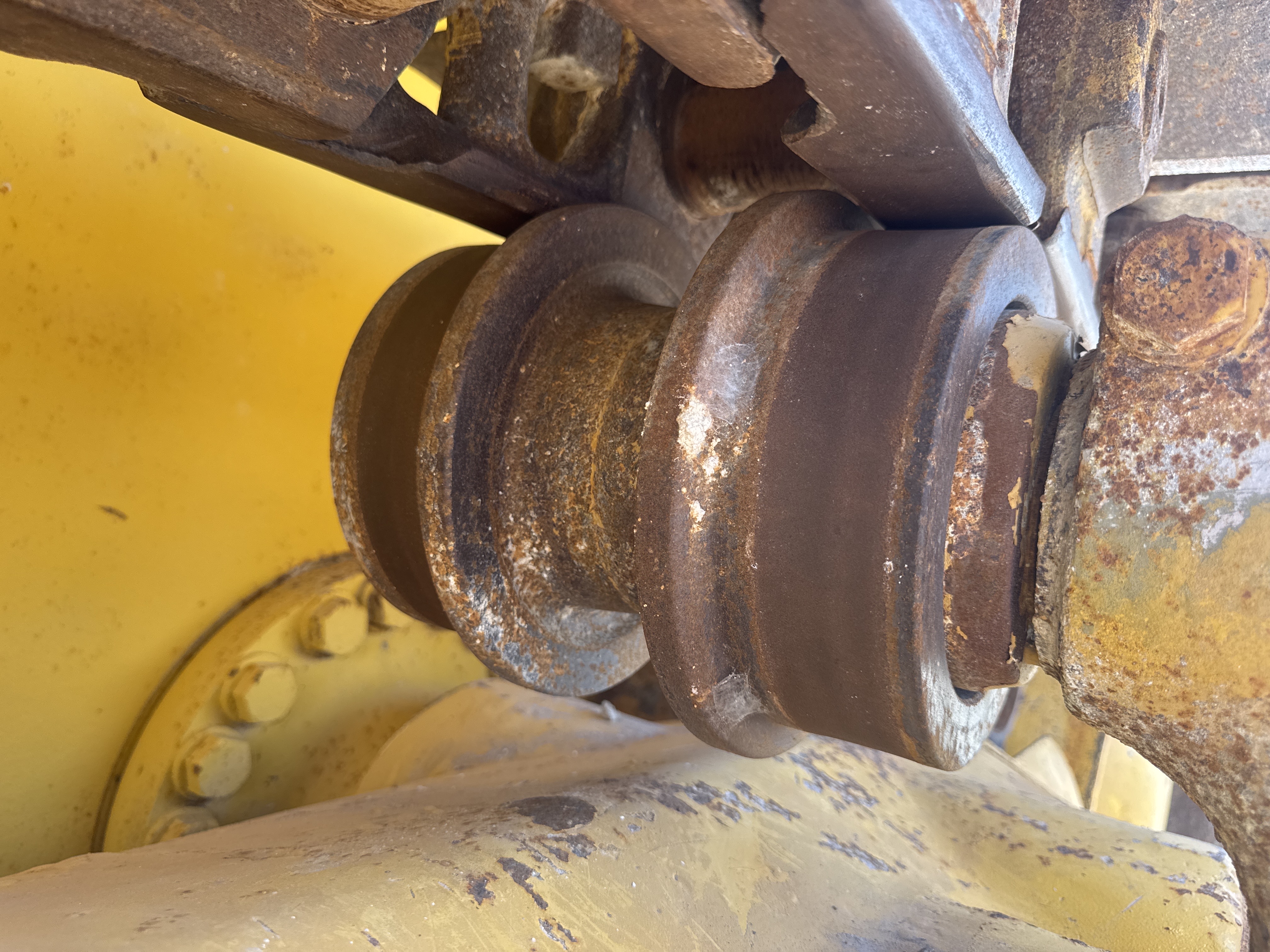 CDB-020-Komatsu-D155A-6R-Crawler-dozers-inspection-Undercarriage-Left-carrier-rollers-1