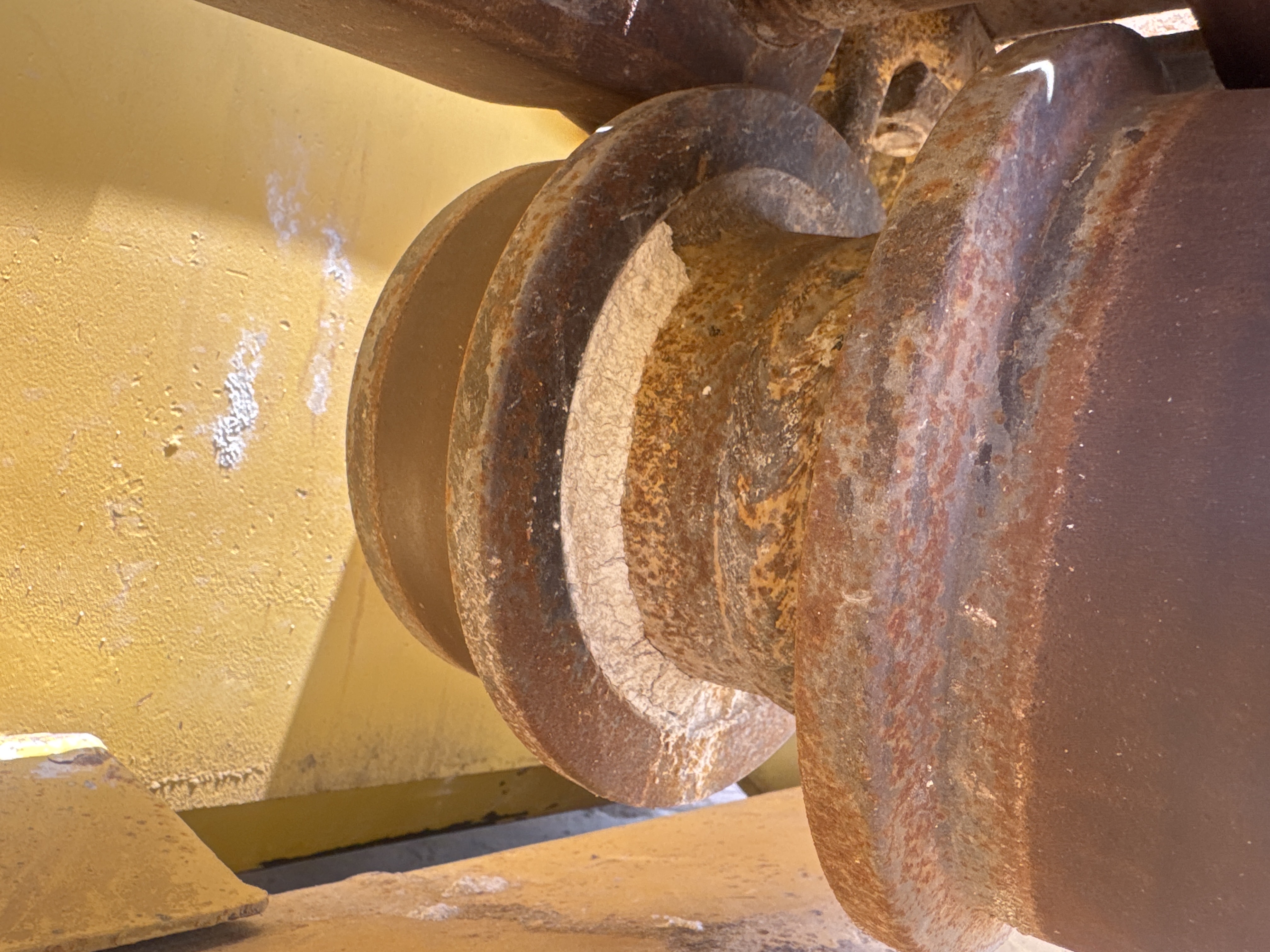 CDB-020-Komatsu-D155A-6R-Crawler-dozers-inspection-Undercarriage-Left-carrier-rollers-1