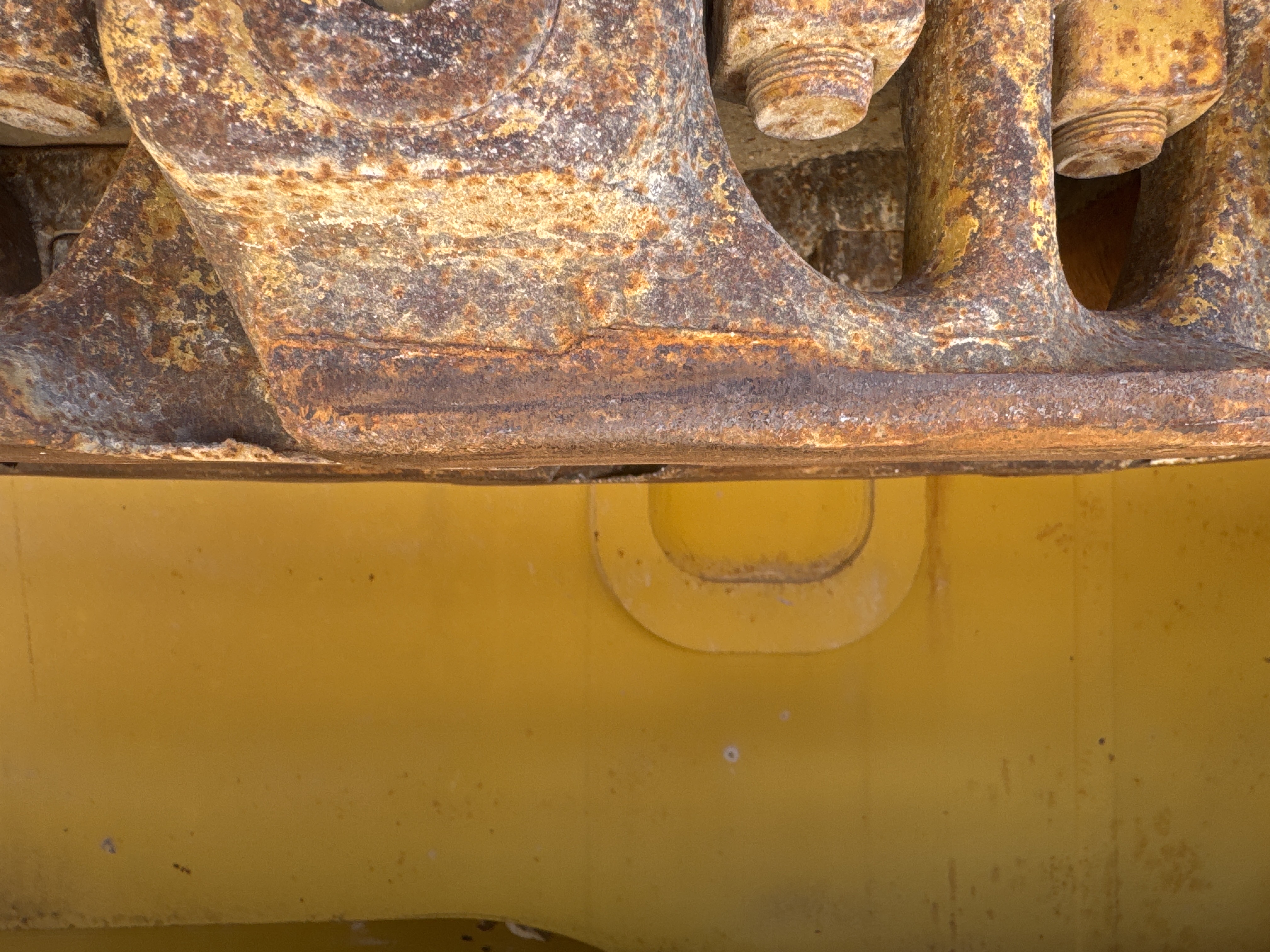 CDB-020-Komatsu-D155A-6R-Crawler-dozers-inspection-Undercarriage-Left-track-chain-1