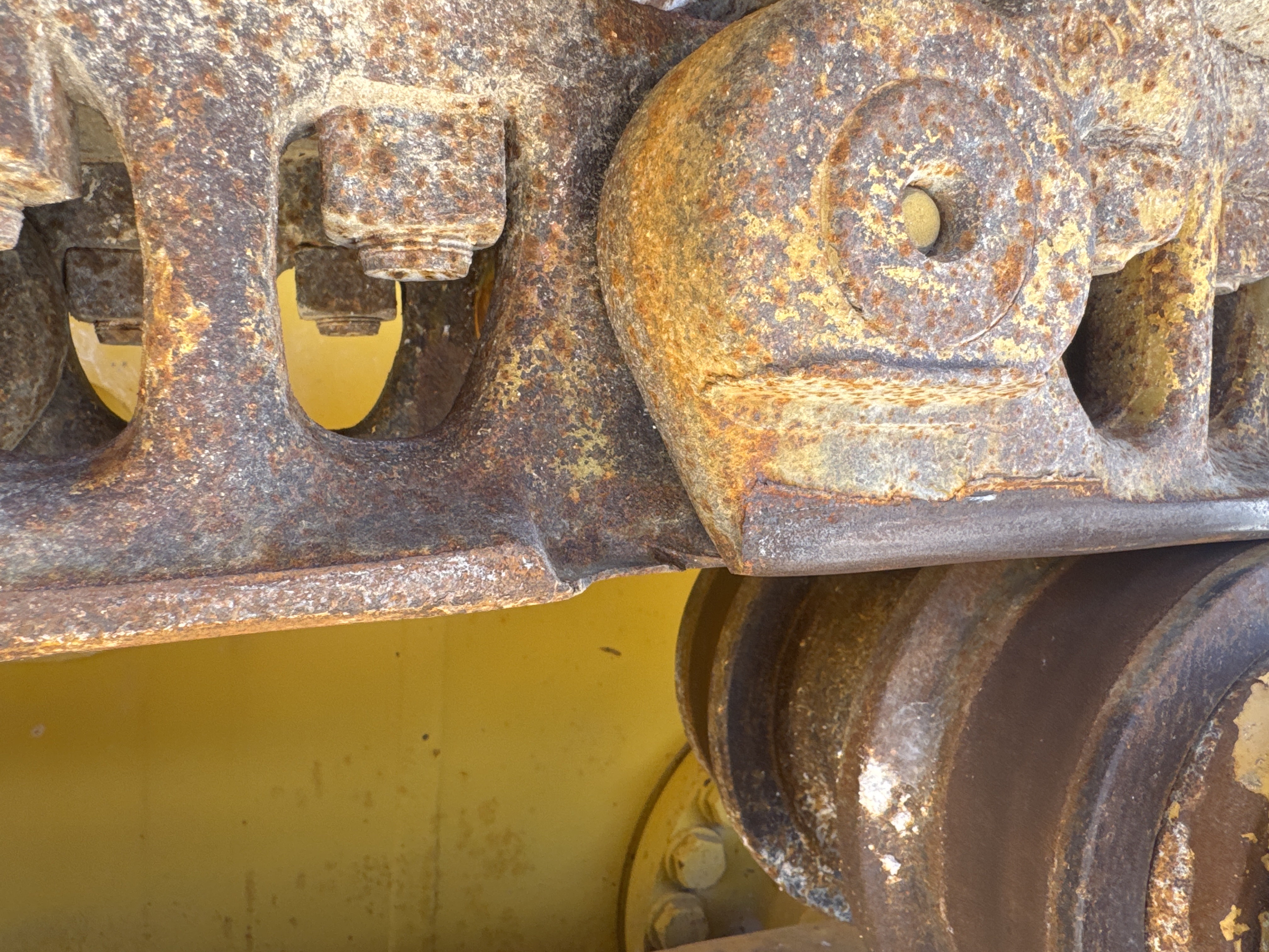 CDB-020-Komatsu-D155A-6R-Crawler-dozers-inspection-Undercarriage-Left-track-chain-1