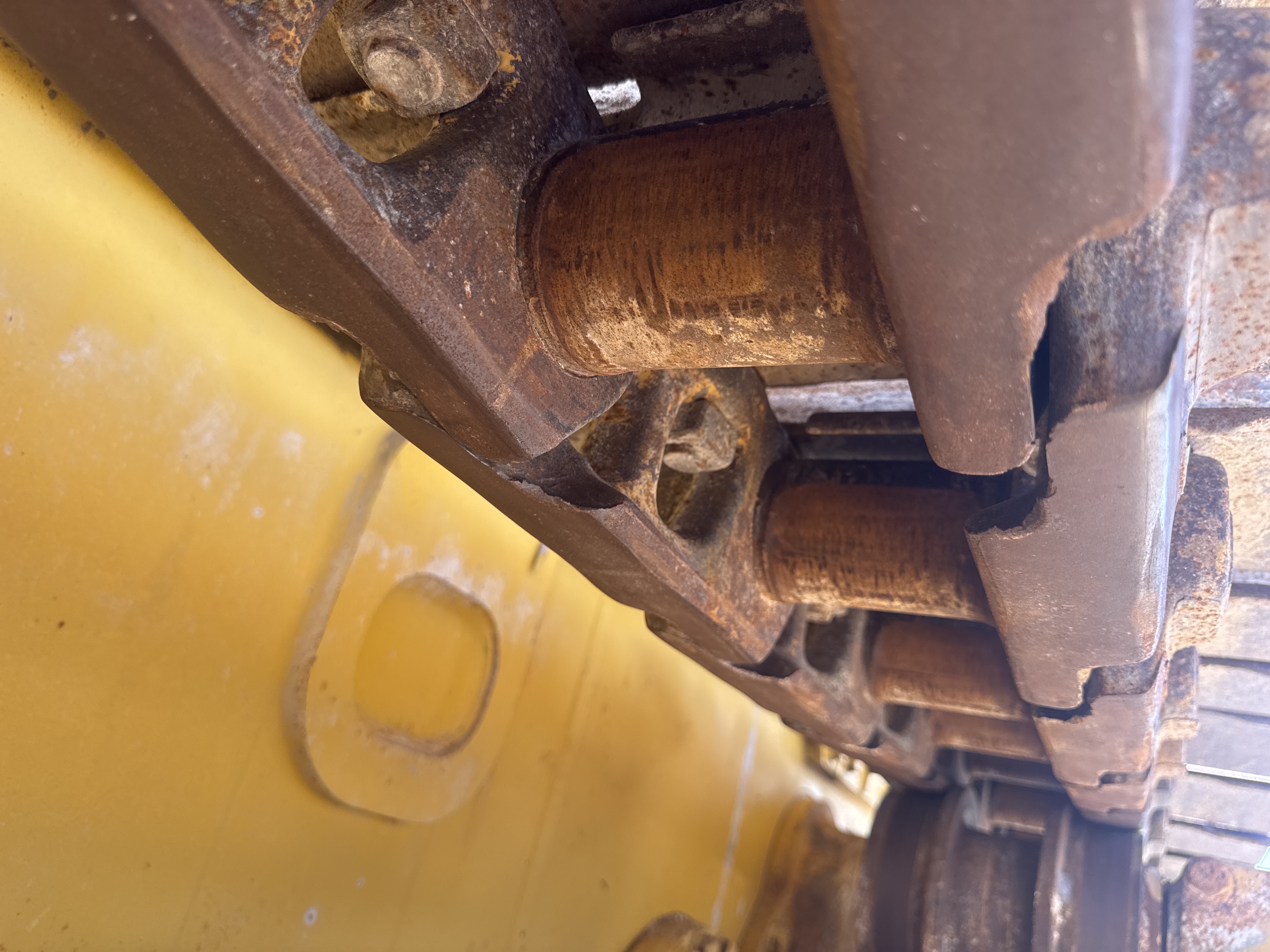 CDB-020-Komatsu-D155A-6R-Crawler-dozers-inspection-Undercarriage-Left-track-chain-1