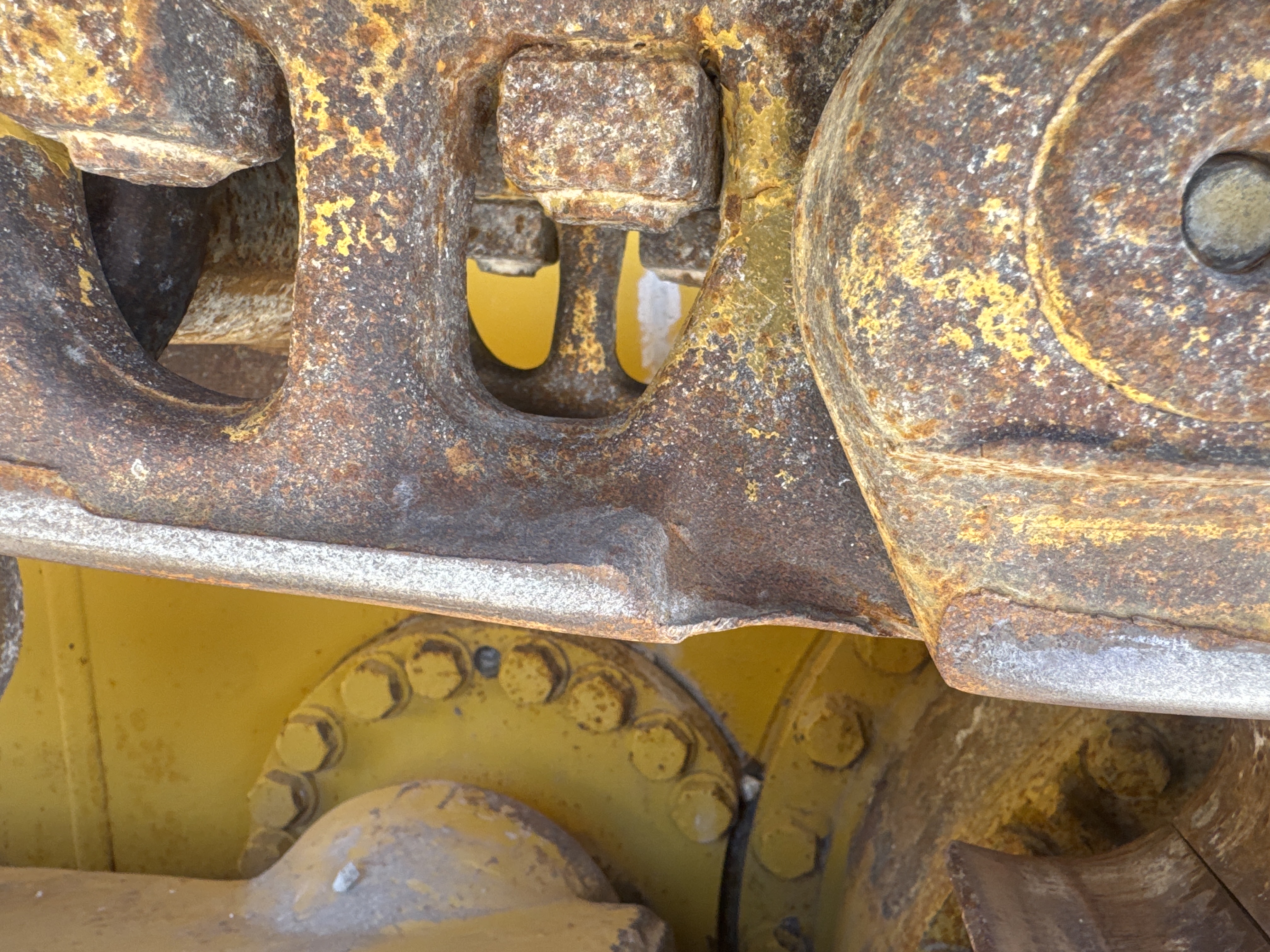 CDB-020-Komatsu-D155A-6R-Crawler-dozers-inspection-Undercarriage-Left-track-chain-1