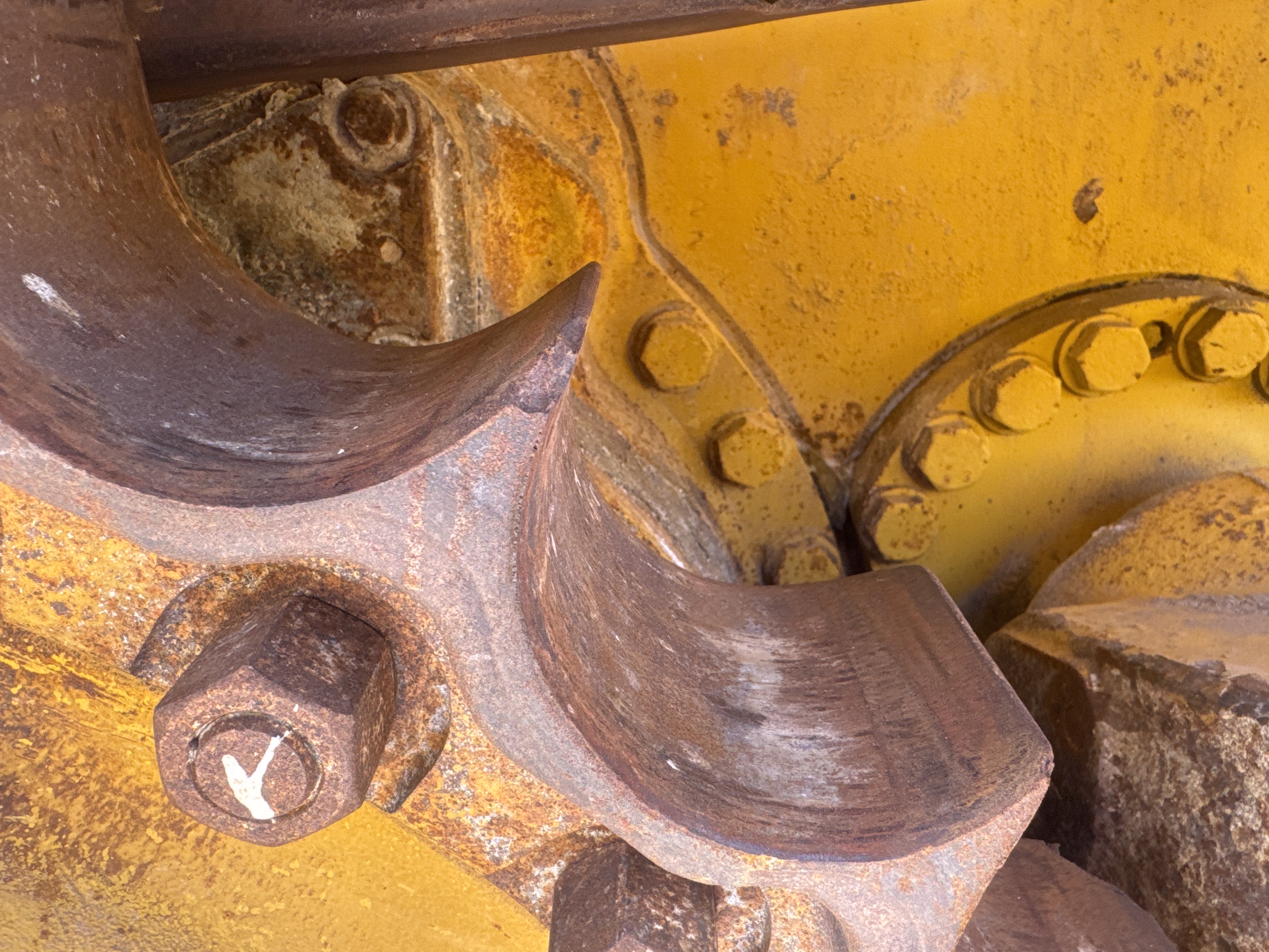CDB-020-Komatsu-D155A-6R-Crawler-dozers-inspection-Undercarriage-Right-sprocket-1