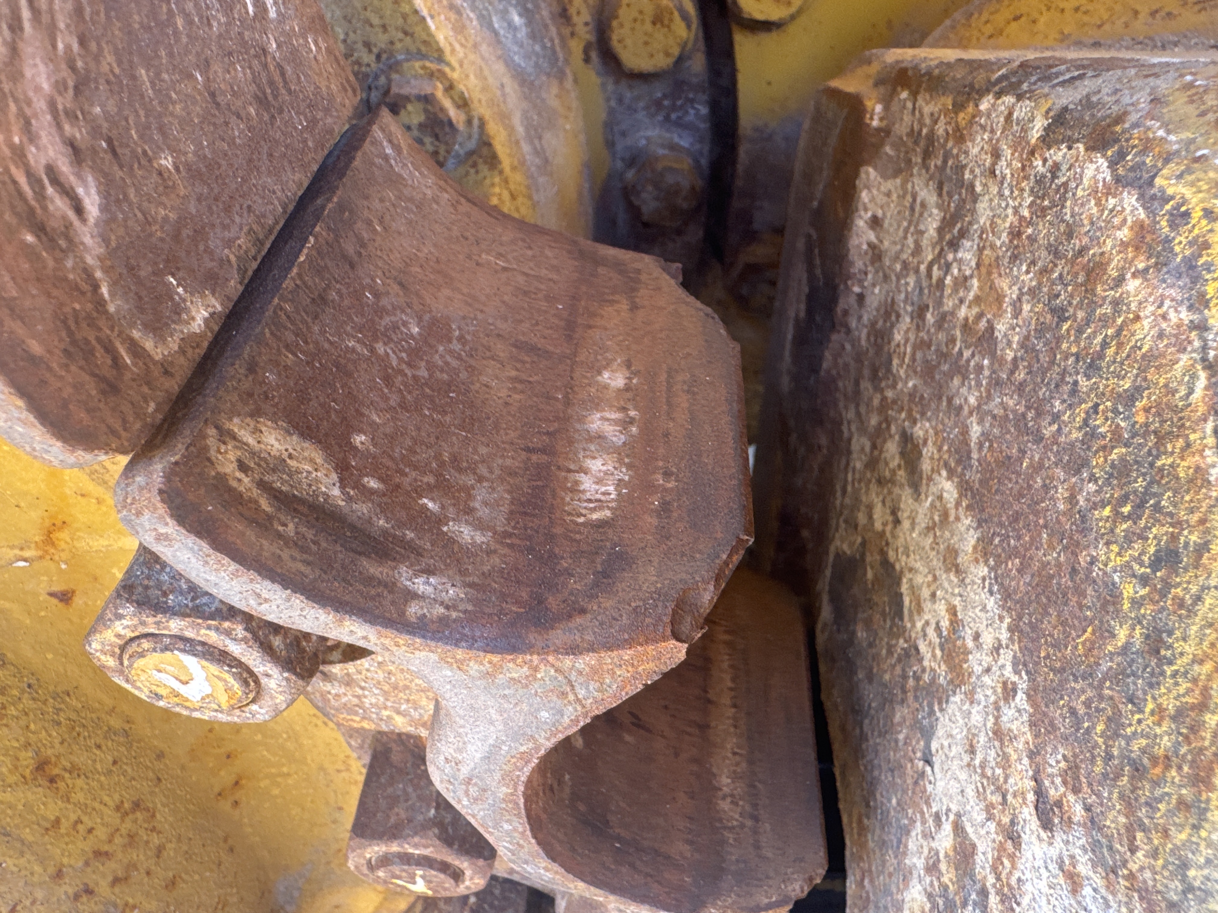 CDB-020-Komatsu-D155A-6R-Crawler-dozers-inspection-Undercarriage-Right-sprocket-1