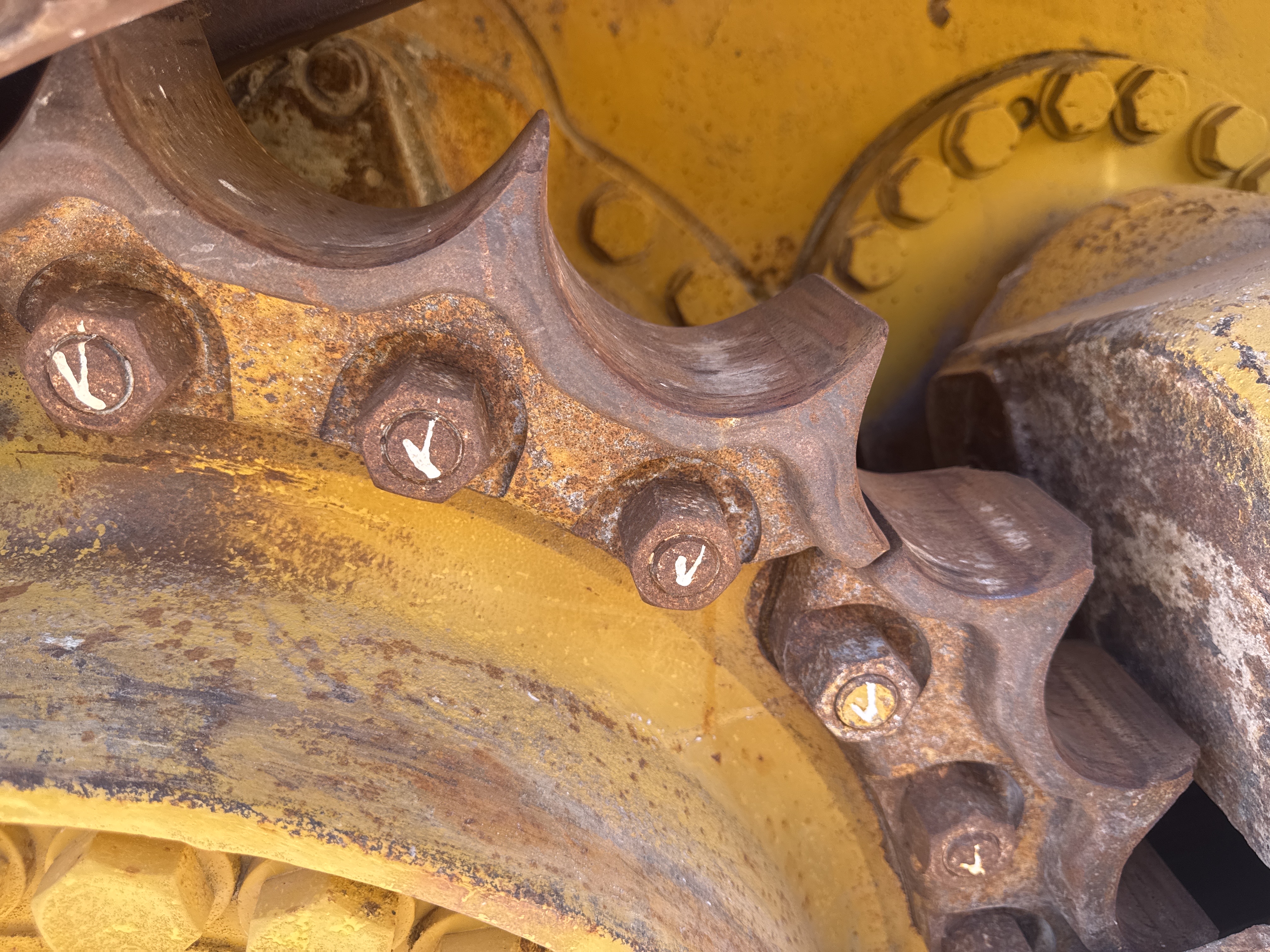 CDB-020-Komatsu-D155A-6R-Crawler-dozers-inspection-Undercarriage-Right-sprocket-1