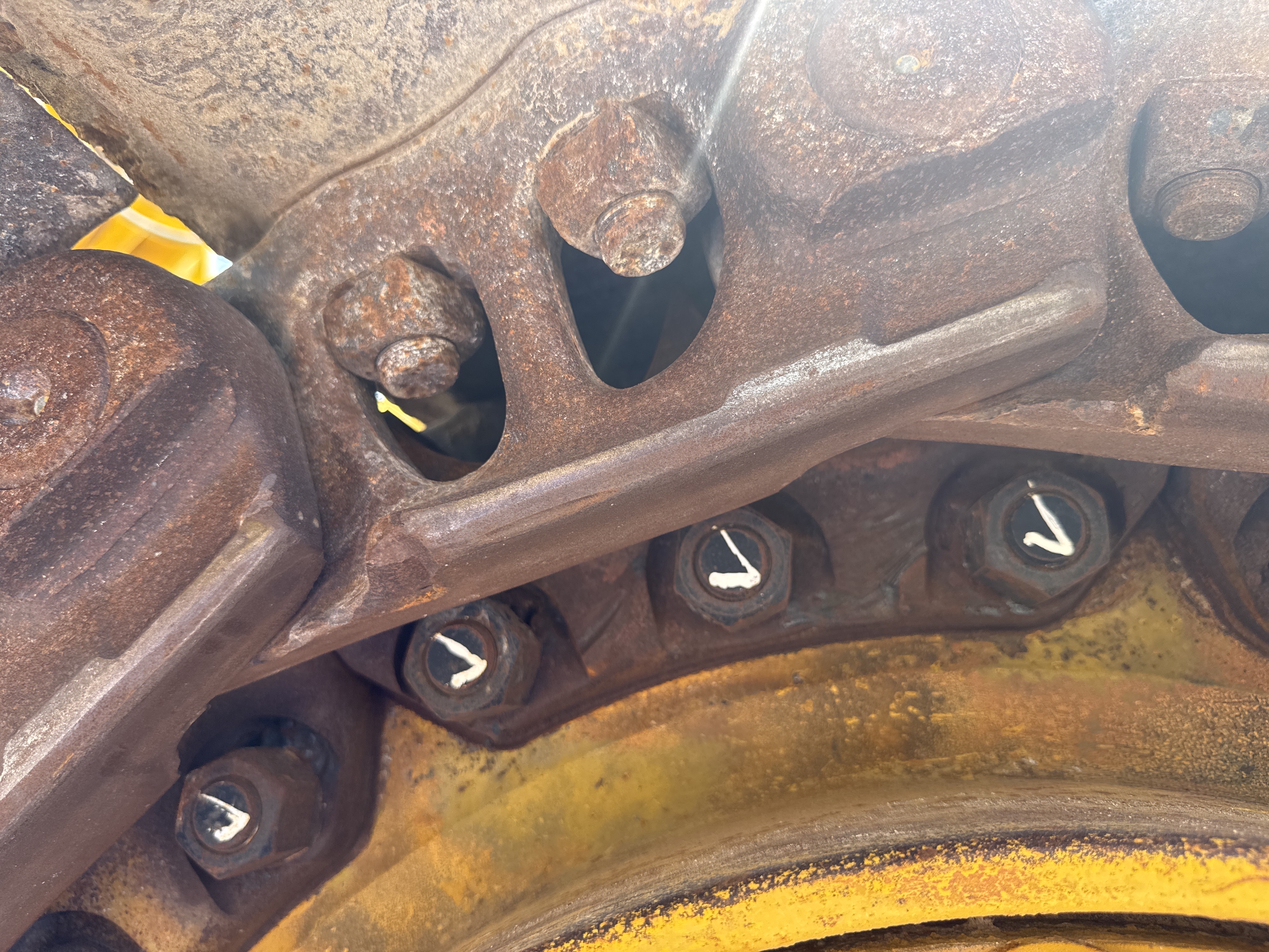 CDB-020-Komatsu-D155A-6R-Crawler-dozers-inspection-Undercarriage-Right-sprocket-1