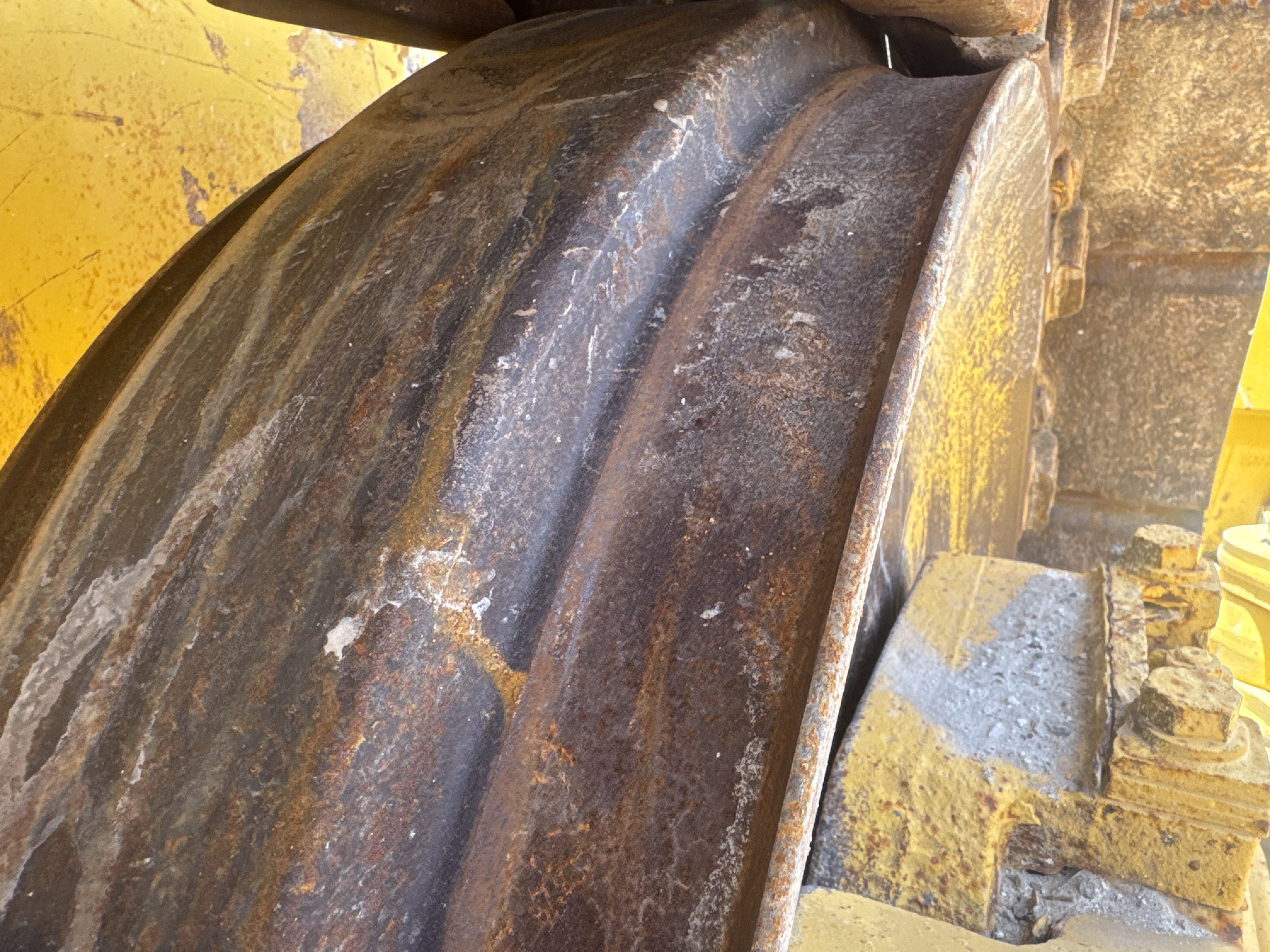 CDB-020-Komatsu-D155A-6R-Crawler-dozers-inspection-Undercarriage-Right-front-idler-1