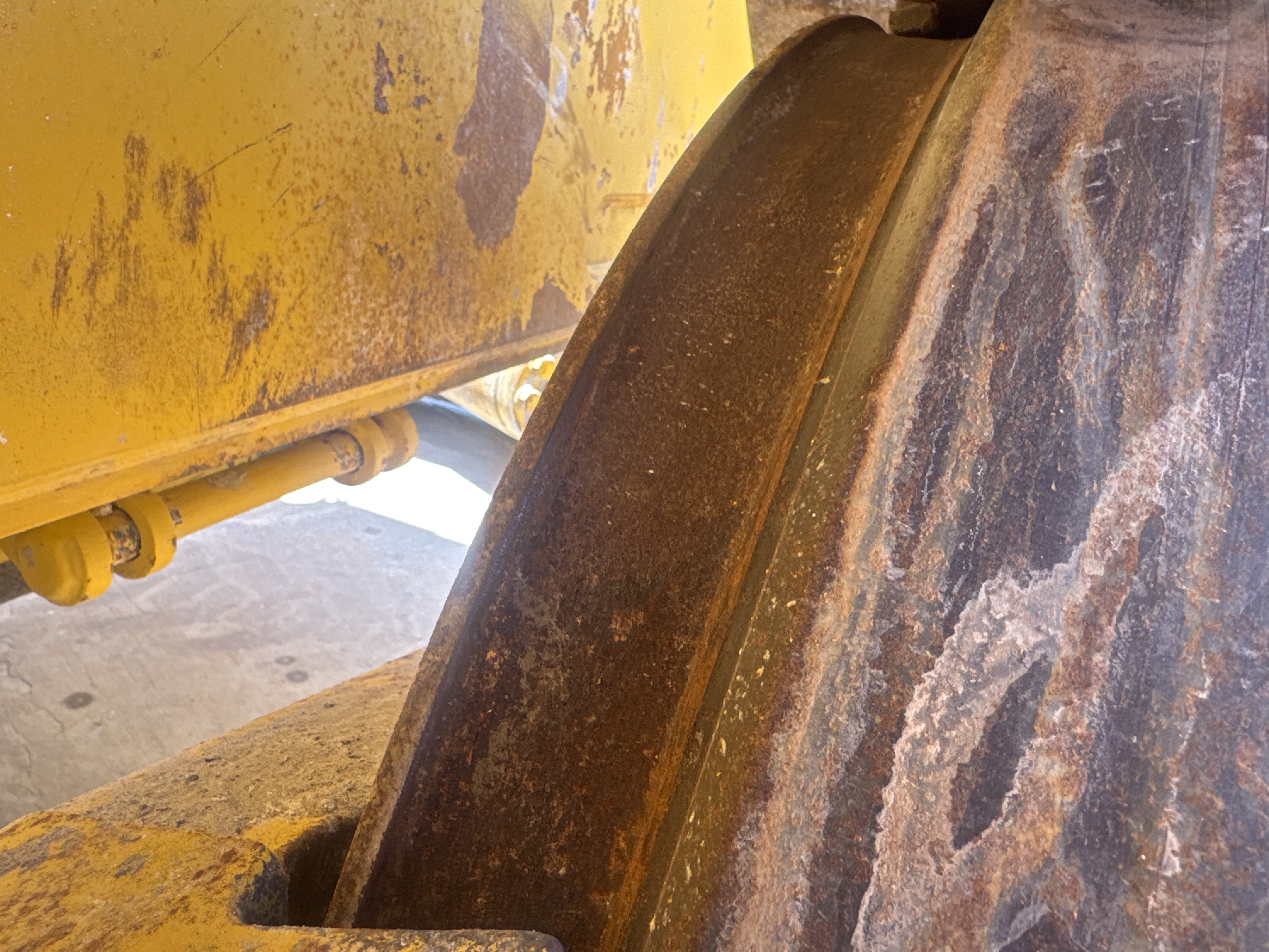 CDB-020-Komatsu-D155A-6R-Crawler-dozers-inspection-Undercarriage-Right-front-idler-1