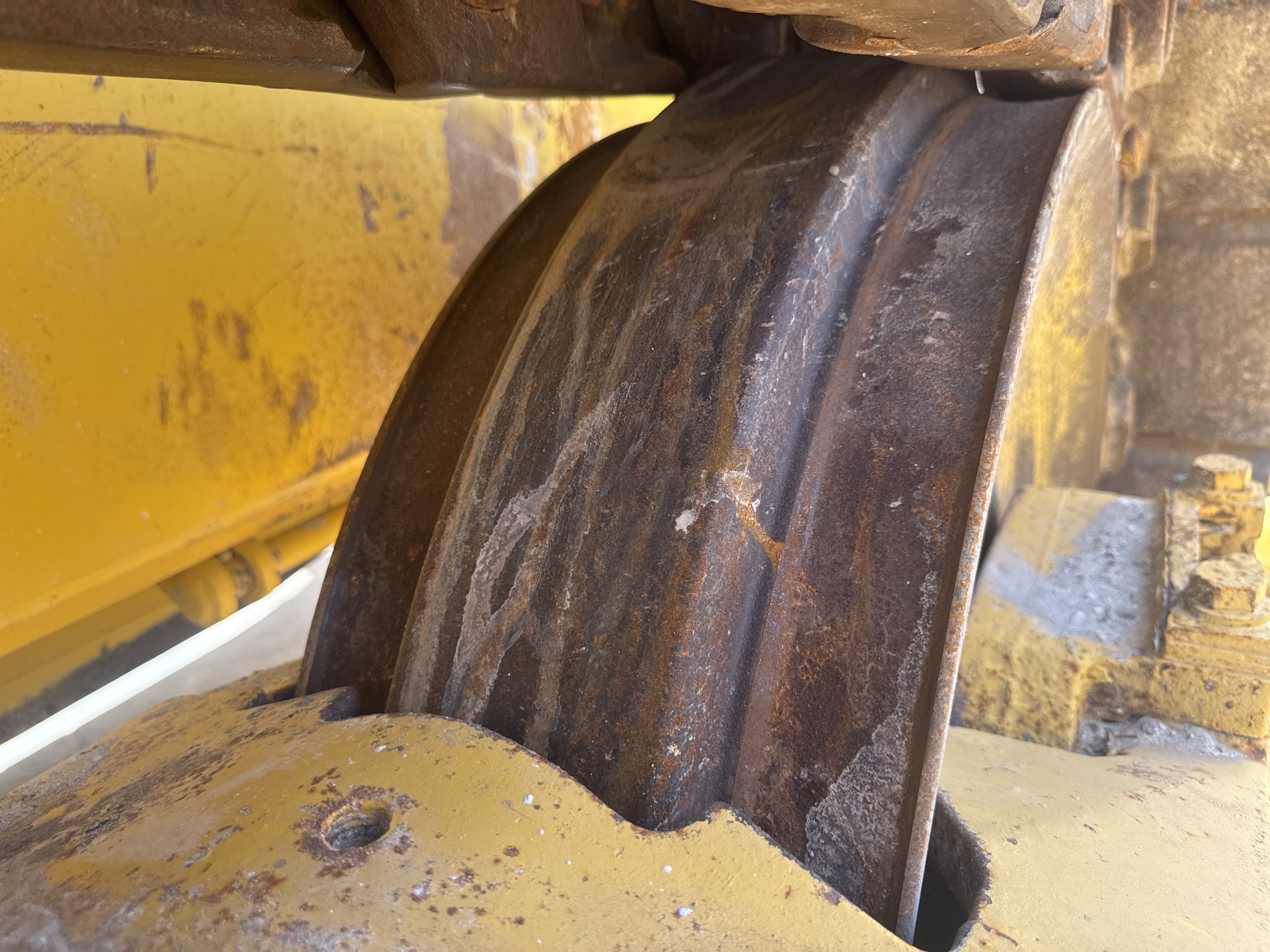 CDB-020-Komatsu-D155A-6R-Crawler-dozers-inspection-Undercarriage-Right-front-idler-1