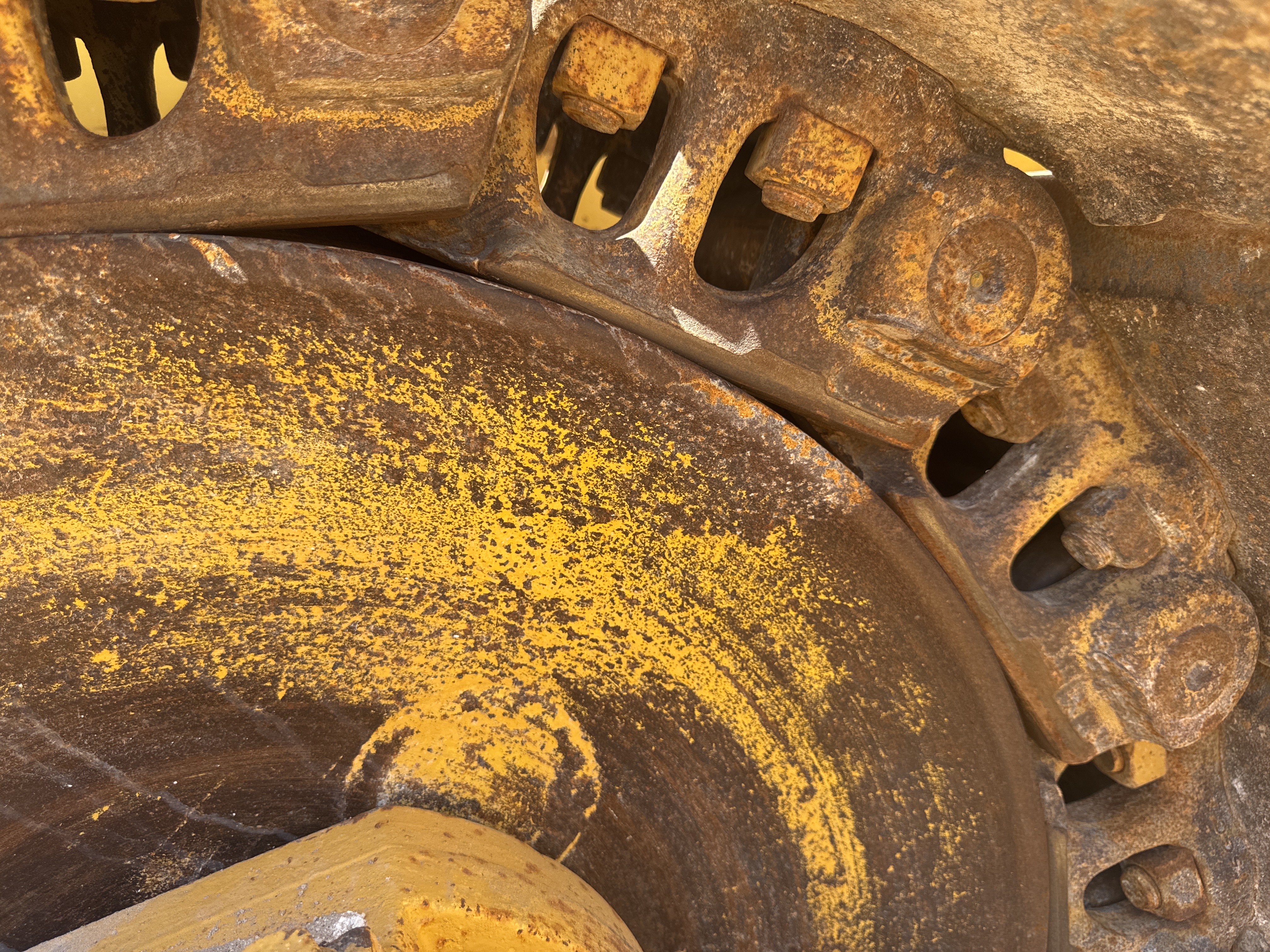 CDB-020-Komatsu-D155A-6R-Crawler-dozers-inspection-Undercarriage-Right-front-idler-1