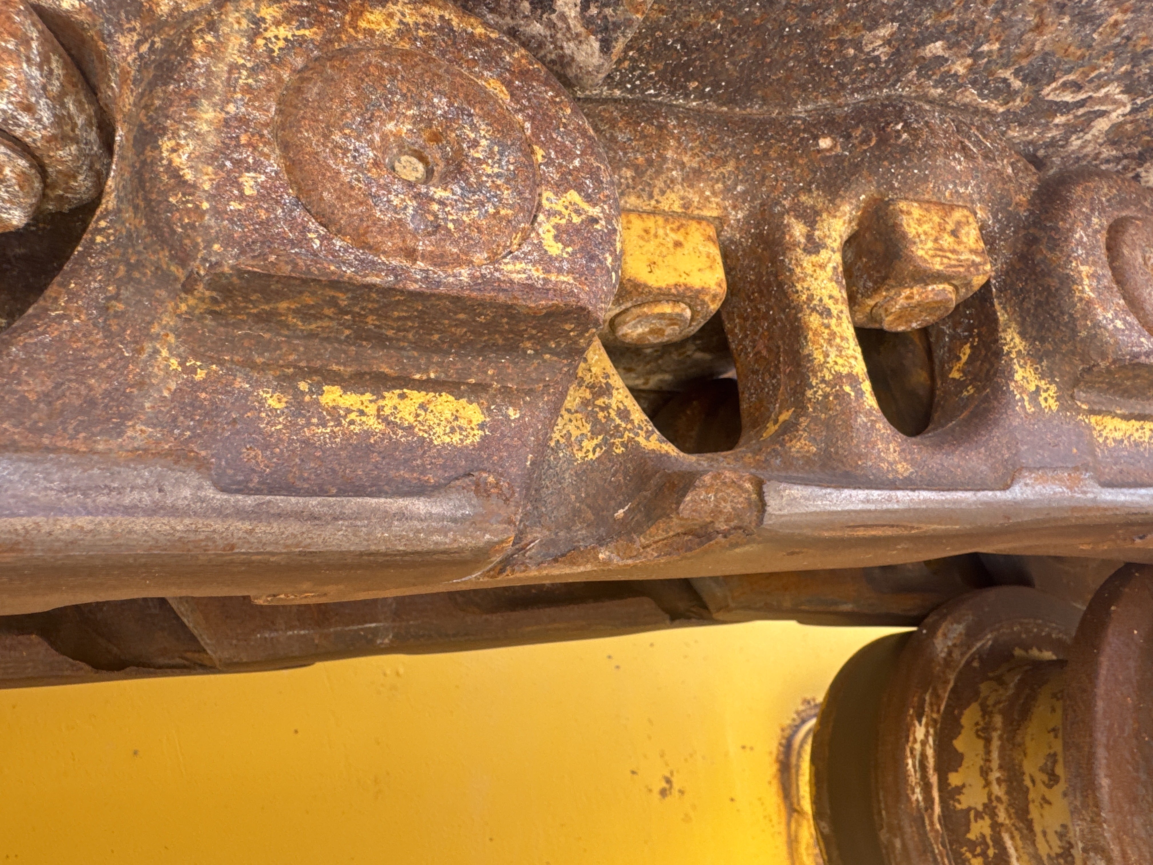 CDB-020-Komatsu-D155A-6R-Crawler-dozers-inspection-Undercarriage-Right-track-chain-4