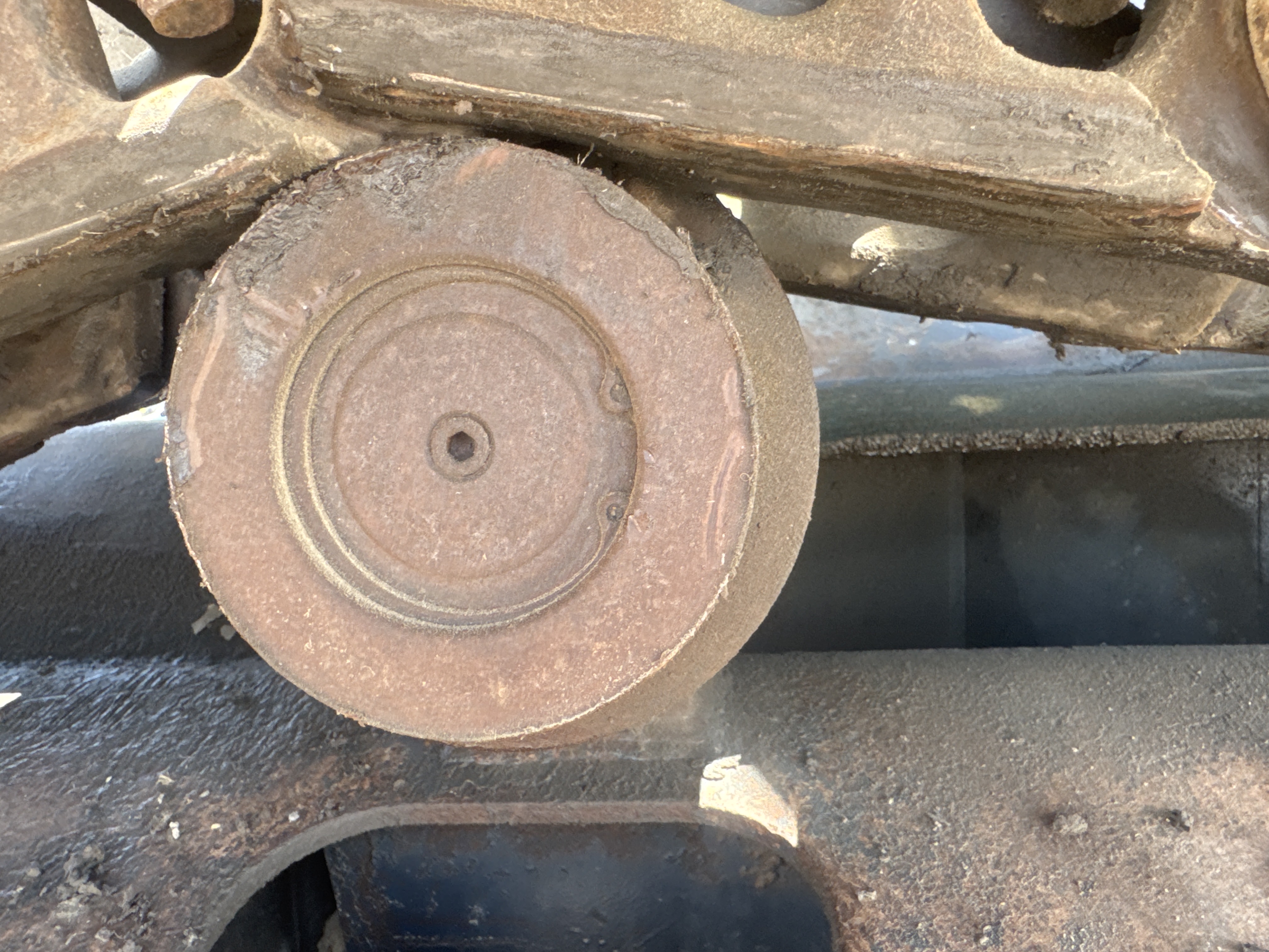 MDX-021-Cat-323D3-Medium-excavators-inspection-Undercarriage-Left-carrier-rollers-3