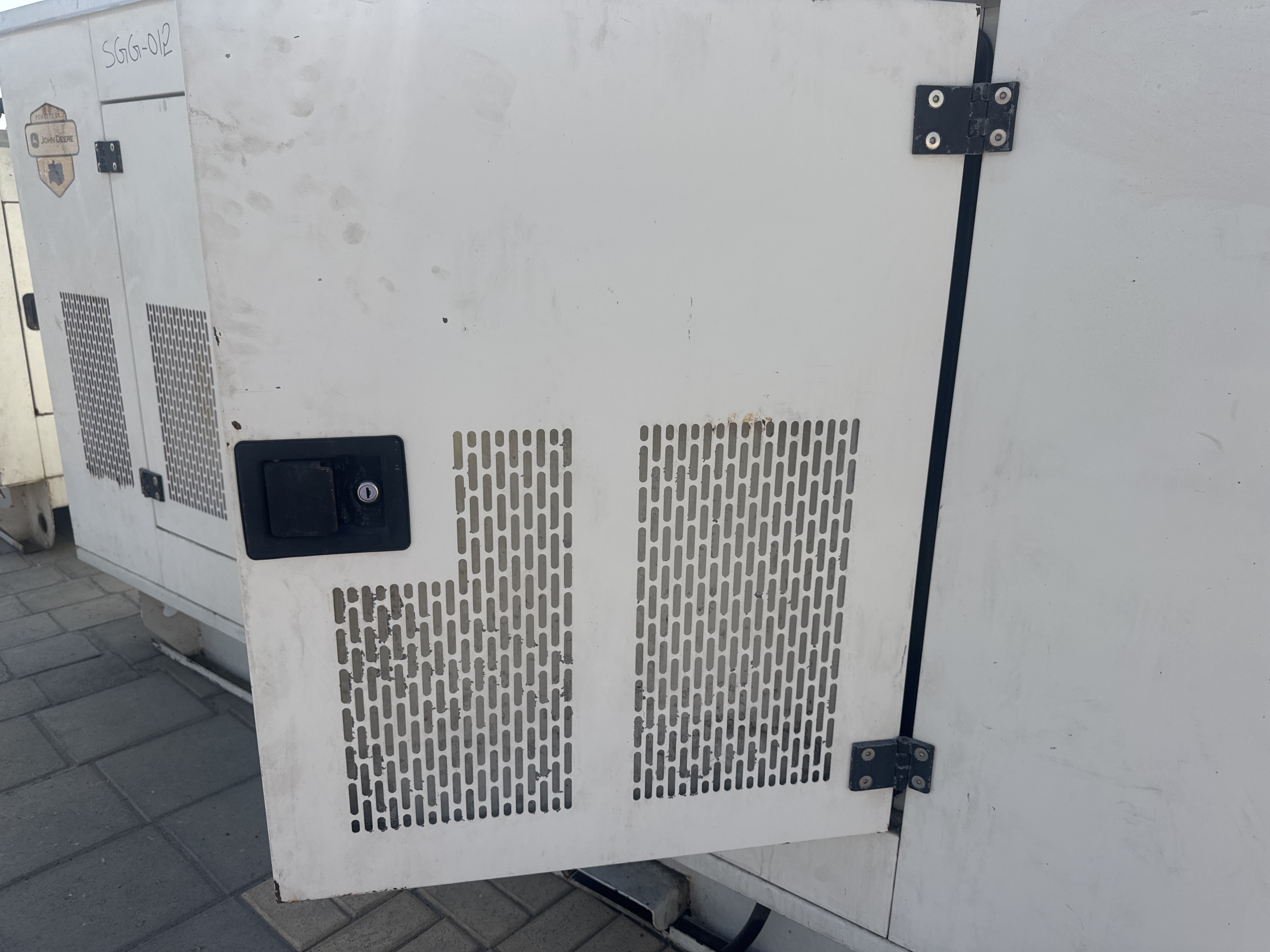 SGG-012-جون-دير-80-kVA-مولدات-ثابتة-فحص-الهيكل-الأبواب-1