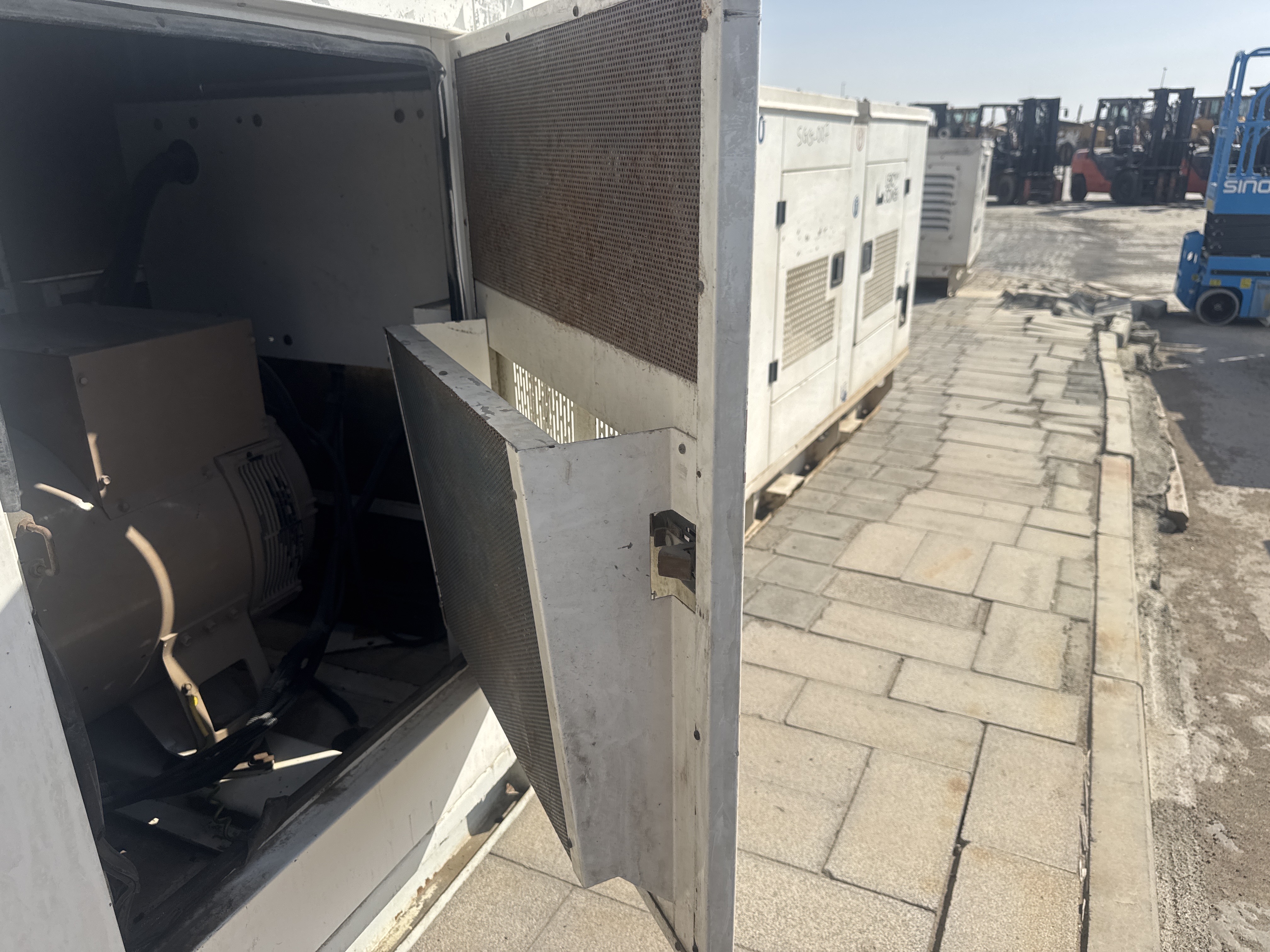 SGG-012-جون-دير-80-kVA-مولدات-ثابتة-فحص-الهيكل-الأبواب-1