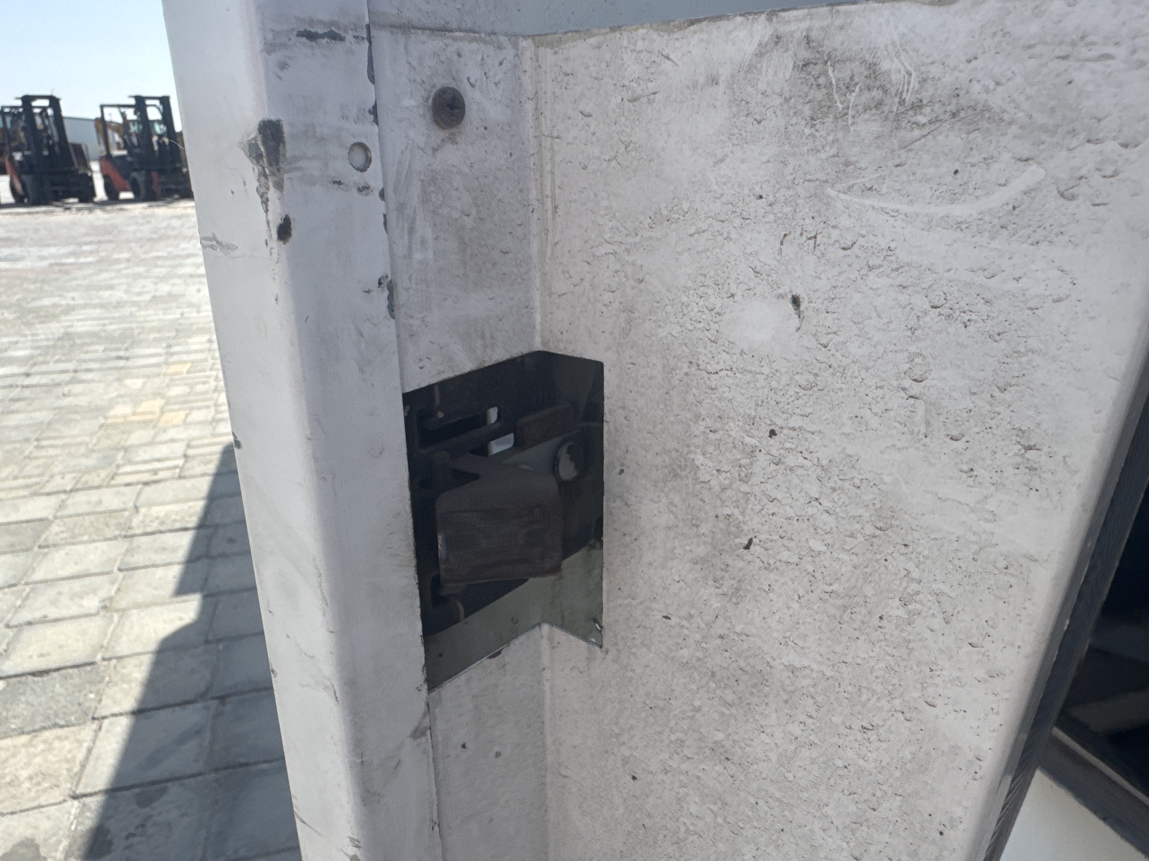 SGG-012-جون-دير-80-kVA-مولدات-ثابتة-فحص-الهيكل-قبضات-الباب-1