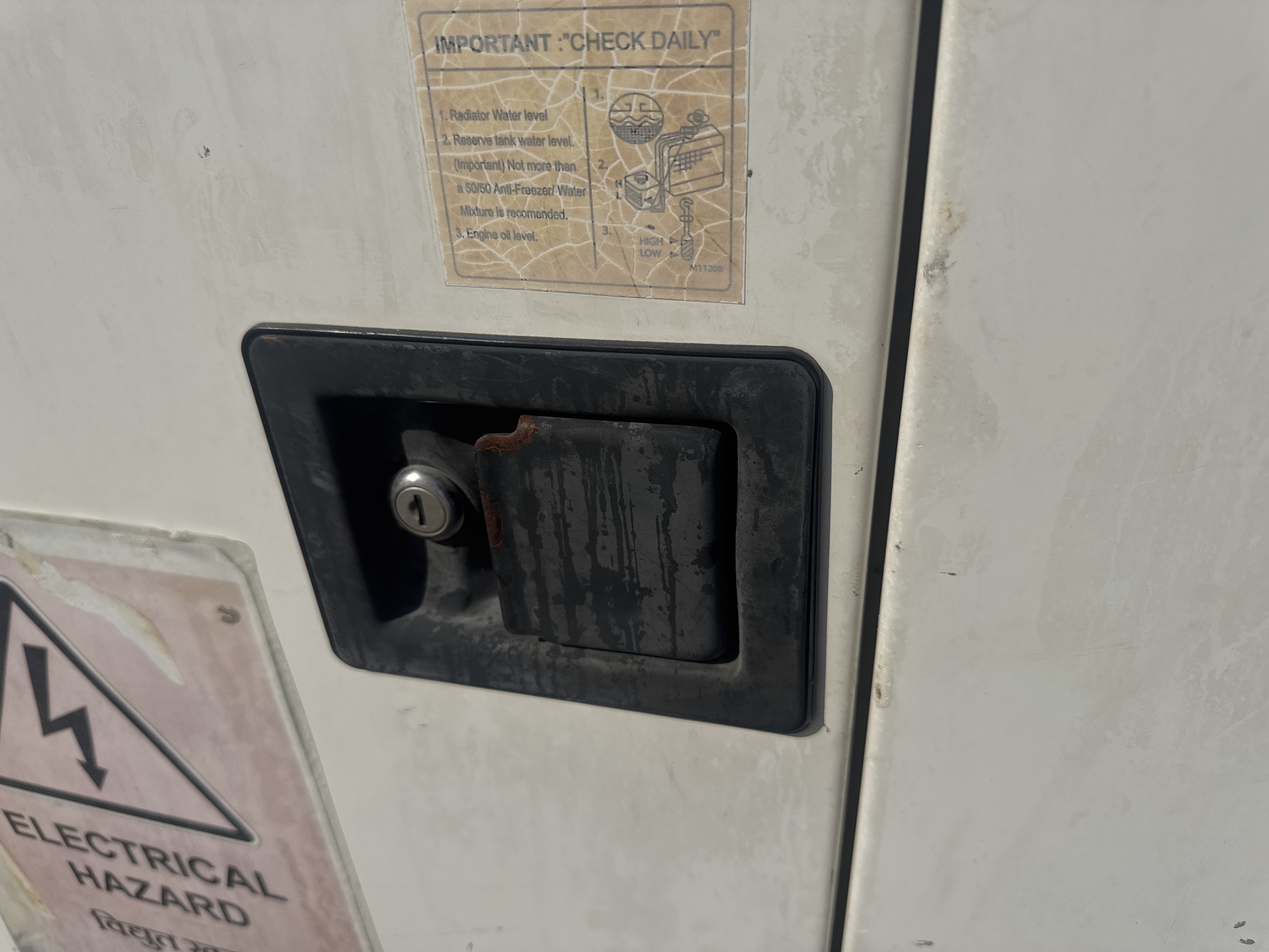 SGG-012-جون-دير-80-kVA-مولدات-ثابتة-فحص-الهيكل-قبضات-الباب-1