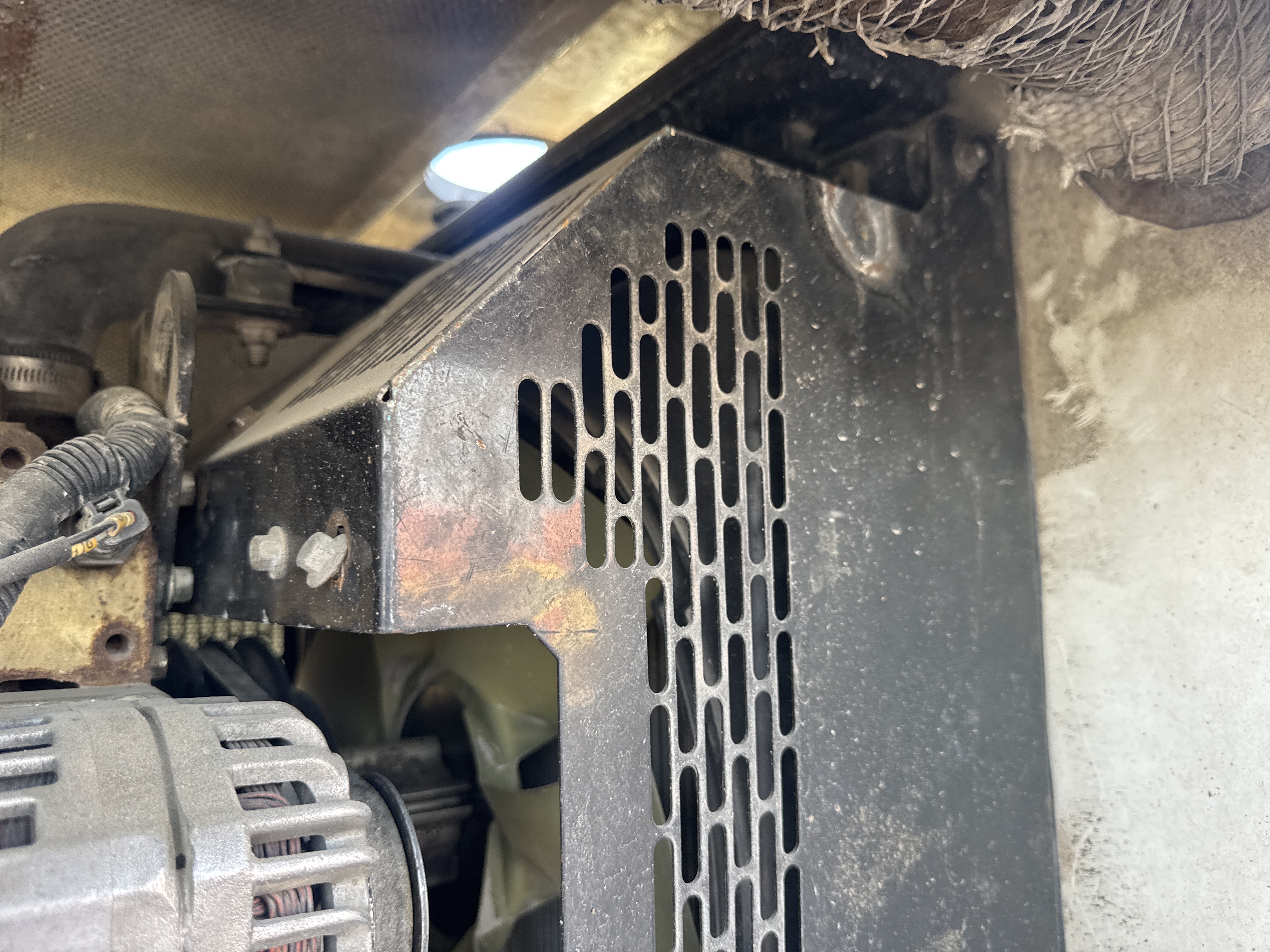SGG-007-بيركنز-30-kVA-مولدات-ثابتة-فحص-المحرك-مروحة-التبريد-وقفص-المروحة-1