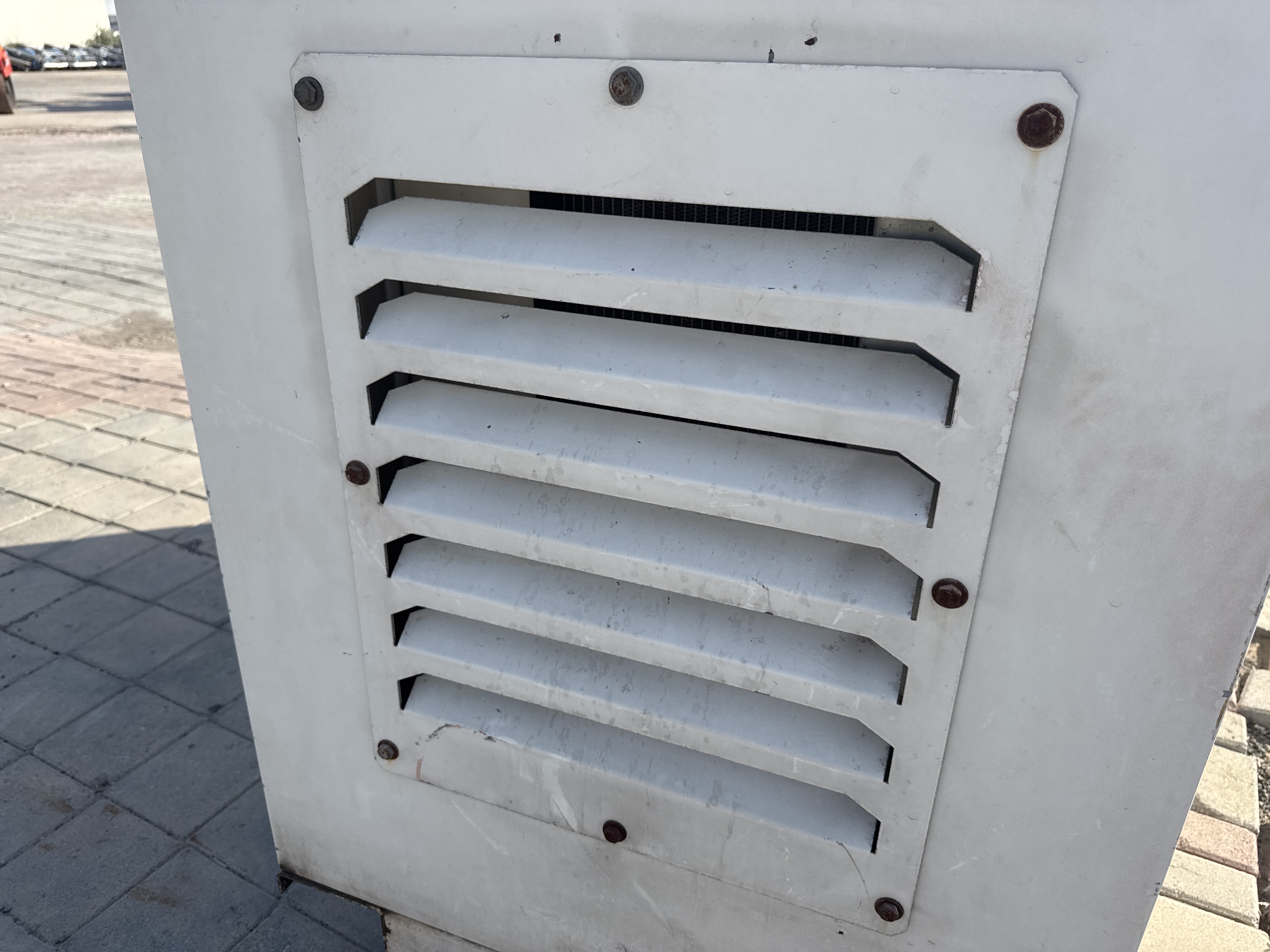 SGG-010-بيركنز-15-kVA-مولدات-ثابتة-فحص-الهيكل-الصفائح-المعدنية-(الفيبرجلاس)-1