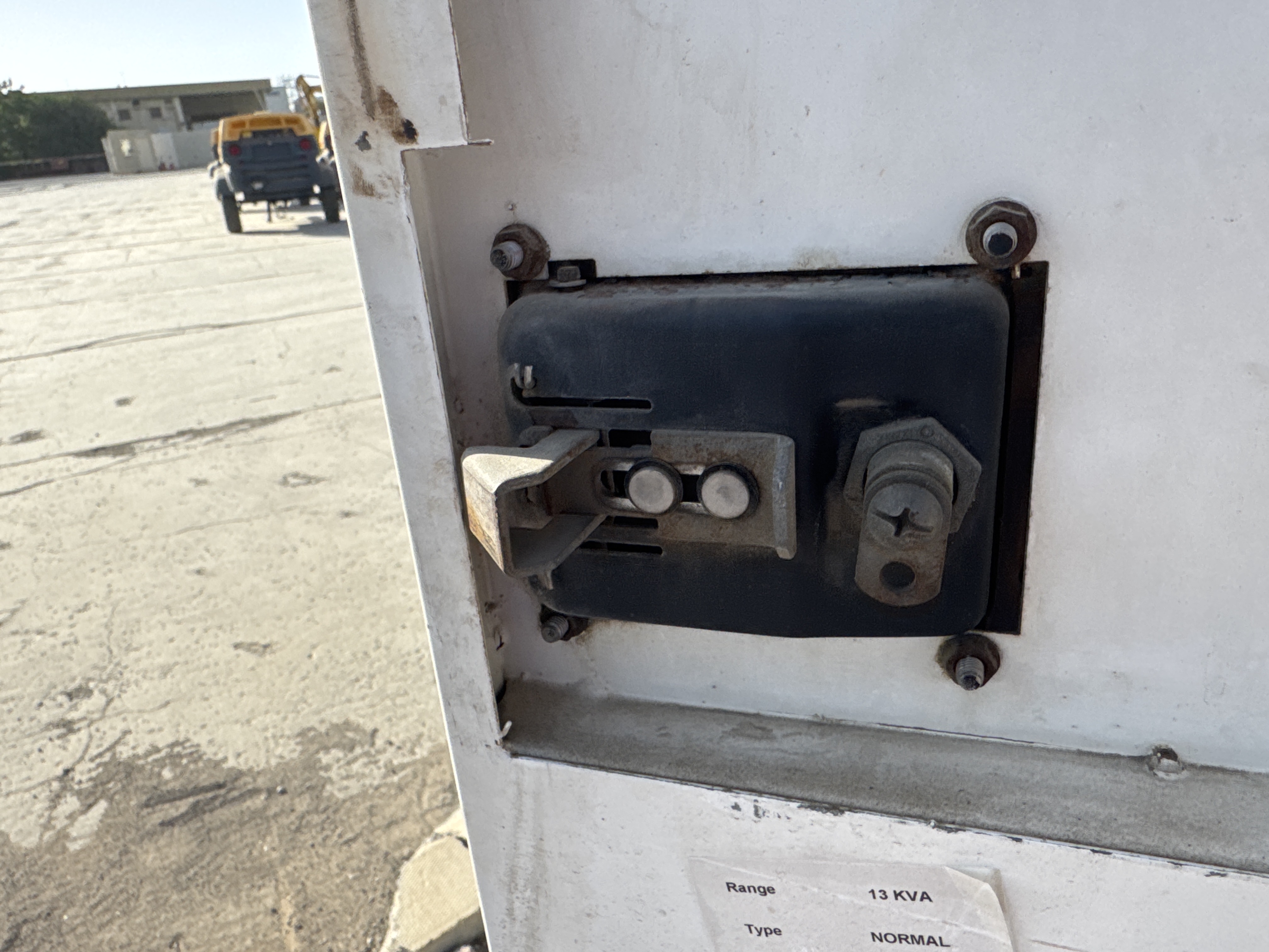 SGG-010-بيركنز-15-kVA-مولدات-ثابتة-فحص-الهيكل-قبضات-الباب-1