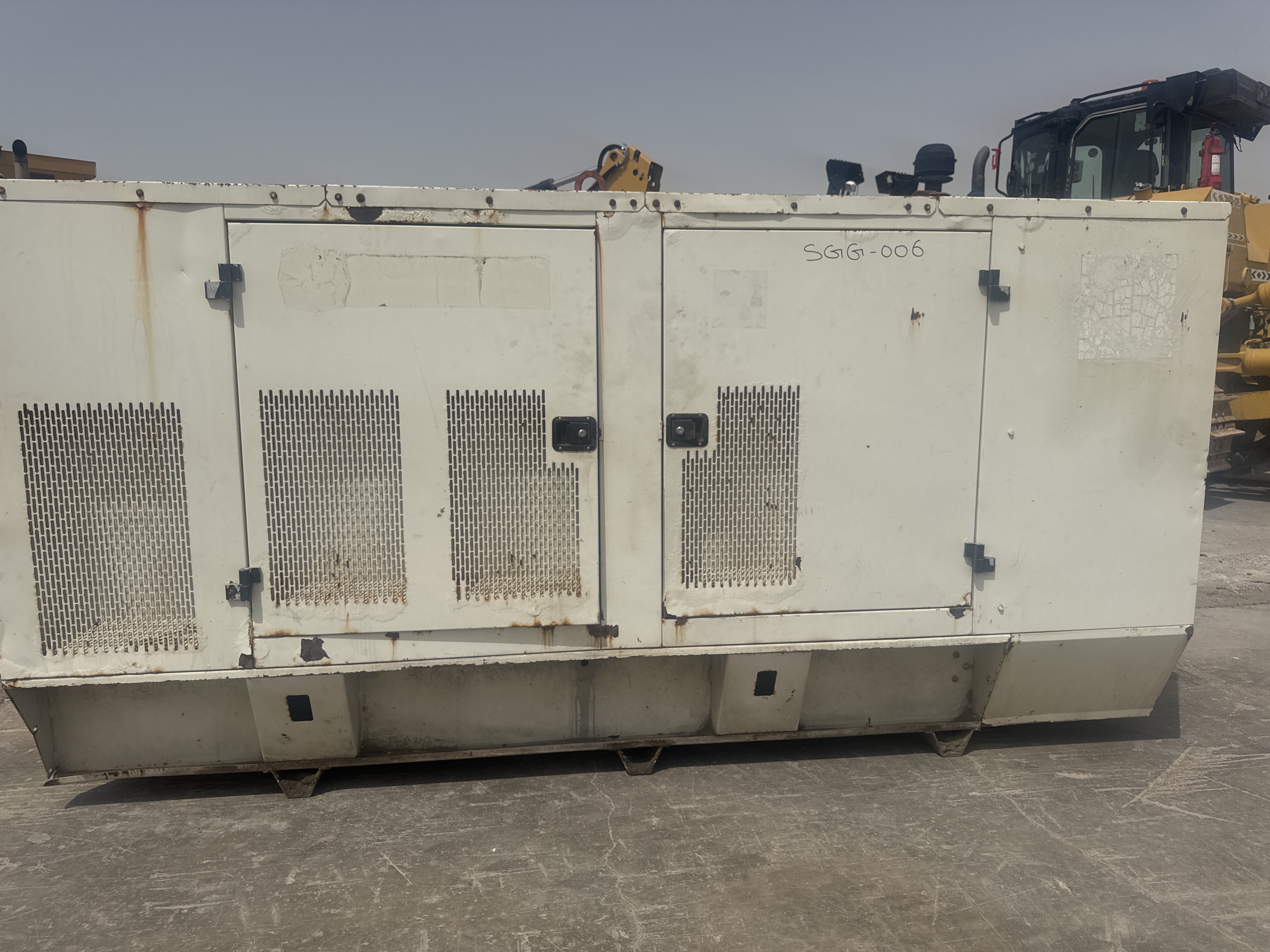 SGG-006-بيركنز-165-kVA-مولدات-ثابتة-فحص-الهيكل-الصبغ-1