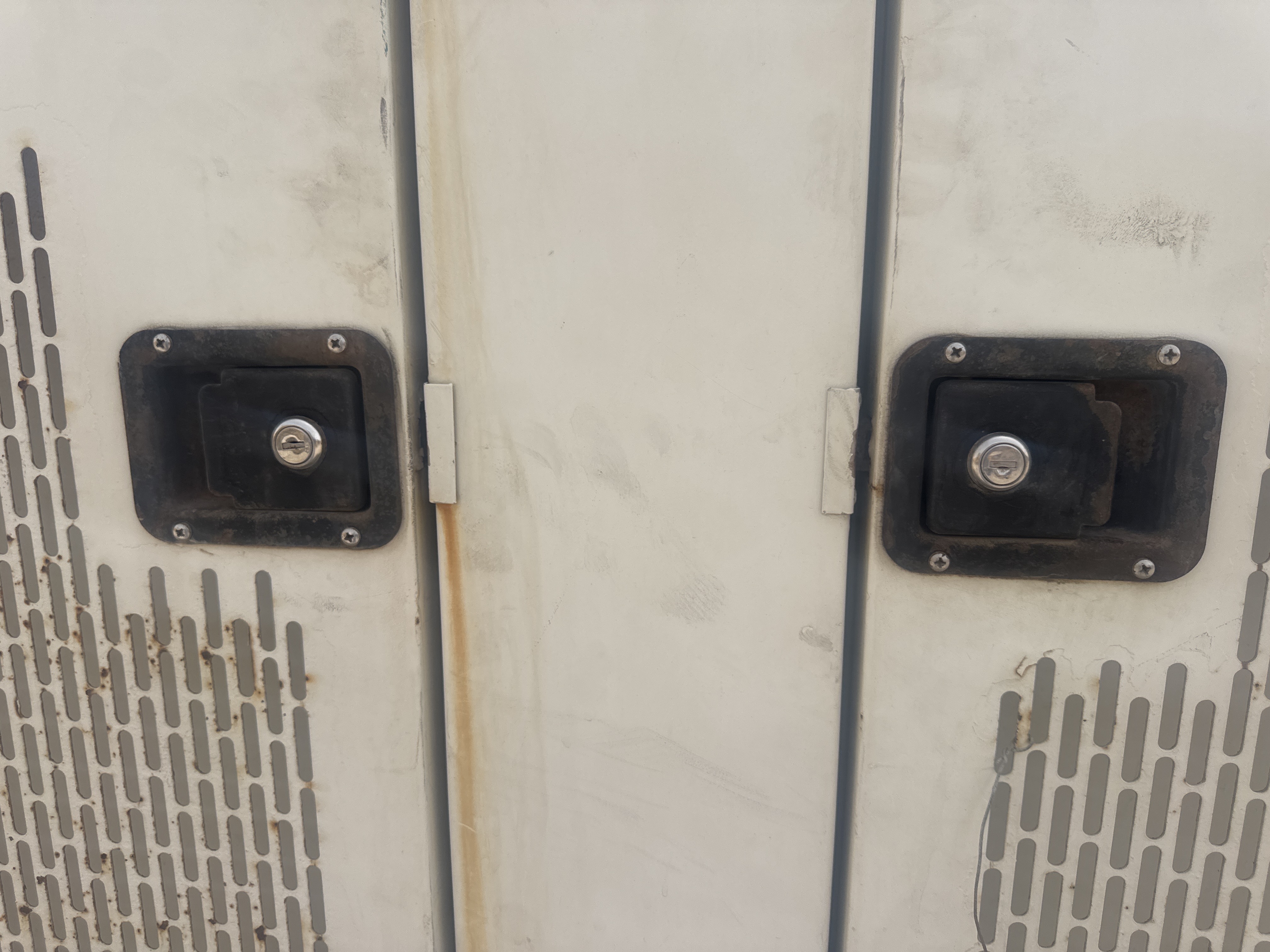 SGG-006-بيركنز-165-kVA-مولدات-ثابتة-فحص-الهيكل-الأبواب-1