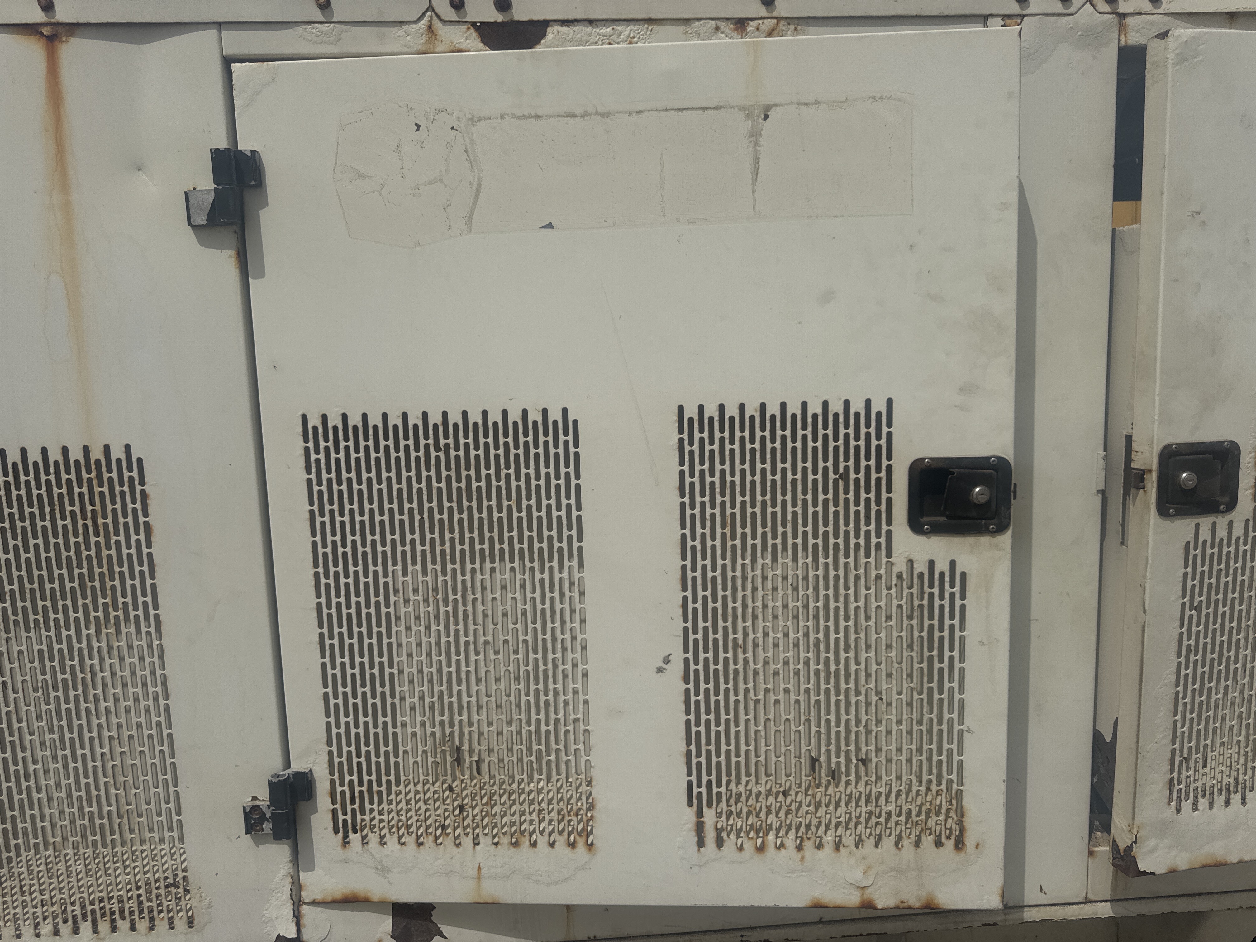 SGG-006-بيركنز-165-kVA-مولدات-ثابتة-فحص-الهيكل-الأبواب-1