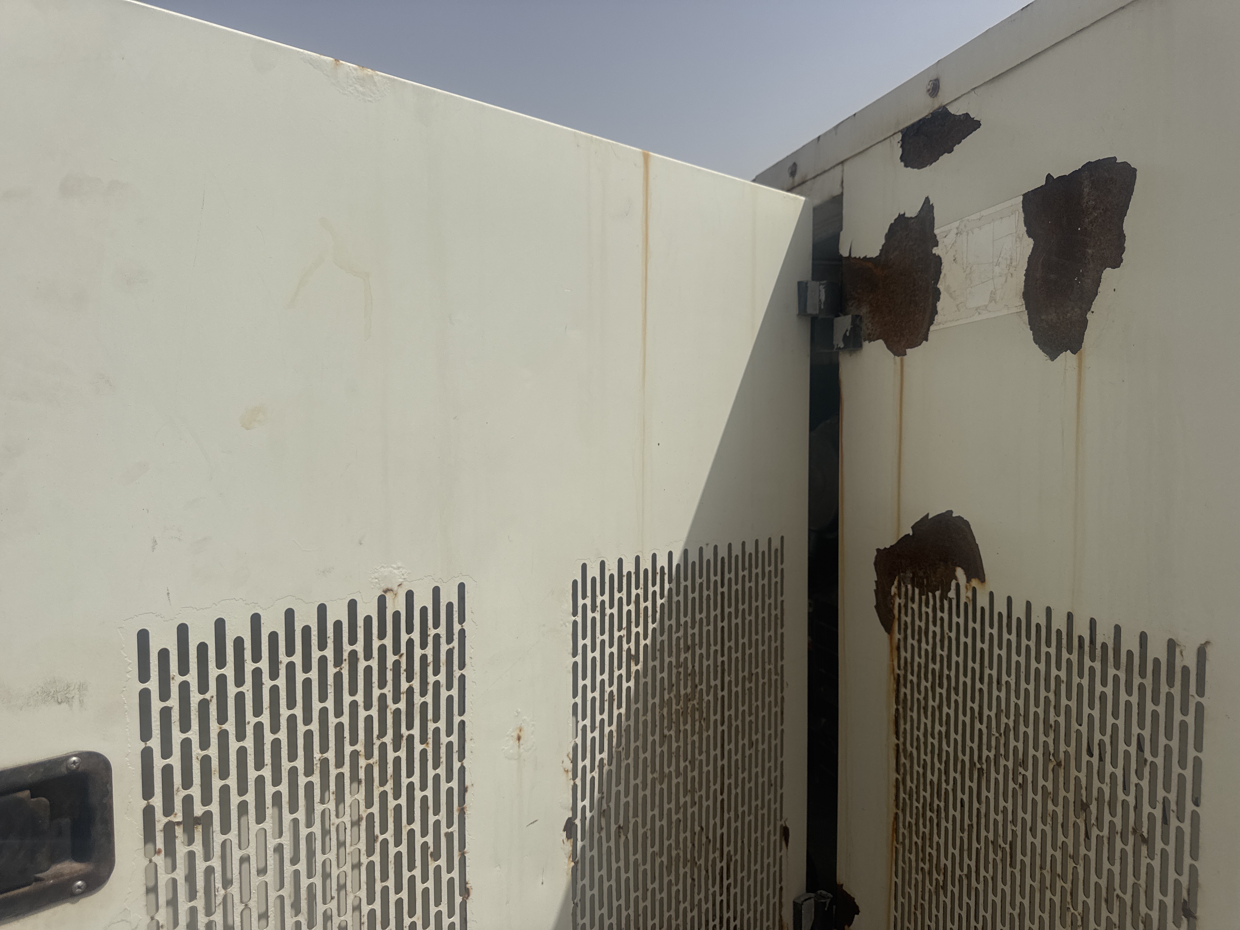 SGG-006-بيركنز-165-kVA-مولدات-ثابتة-فحص-الهيكل-الصفائح-المعدنية-(الفيبرجلاس)-1