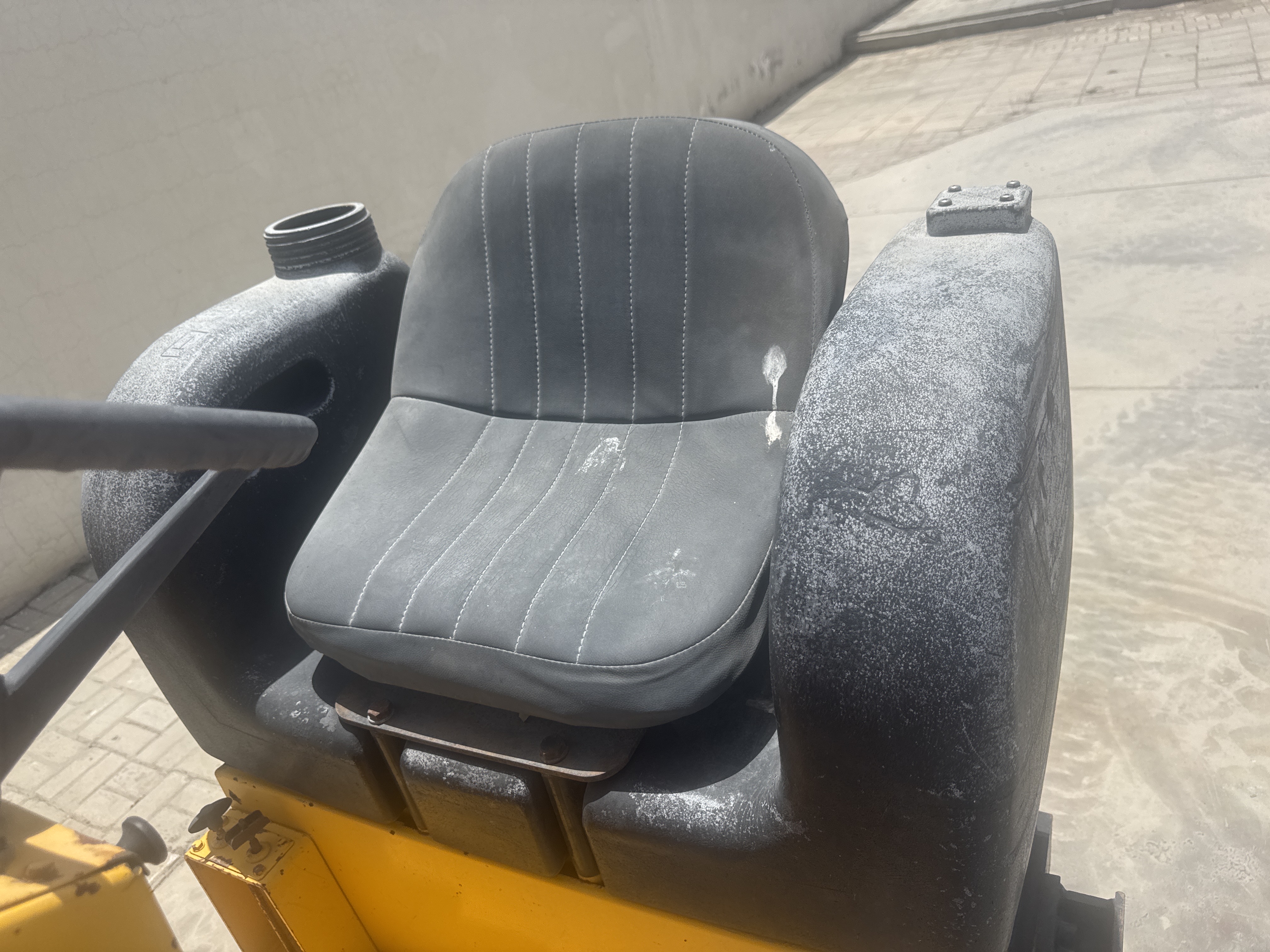 SRC-017-Sakai-CR270-Tandem-rollers-inspection-Cabin-Seats/armrests-1
