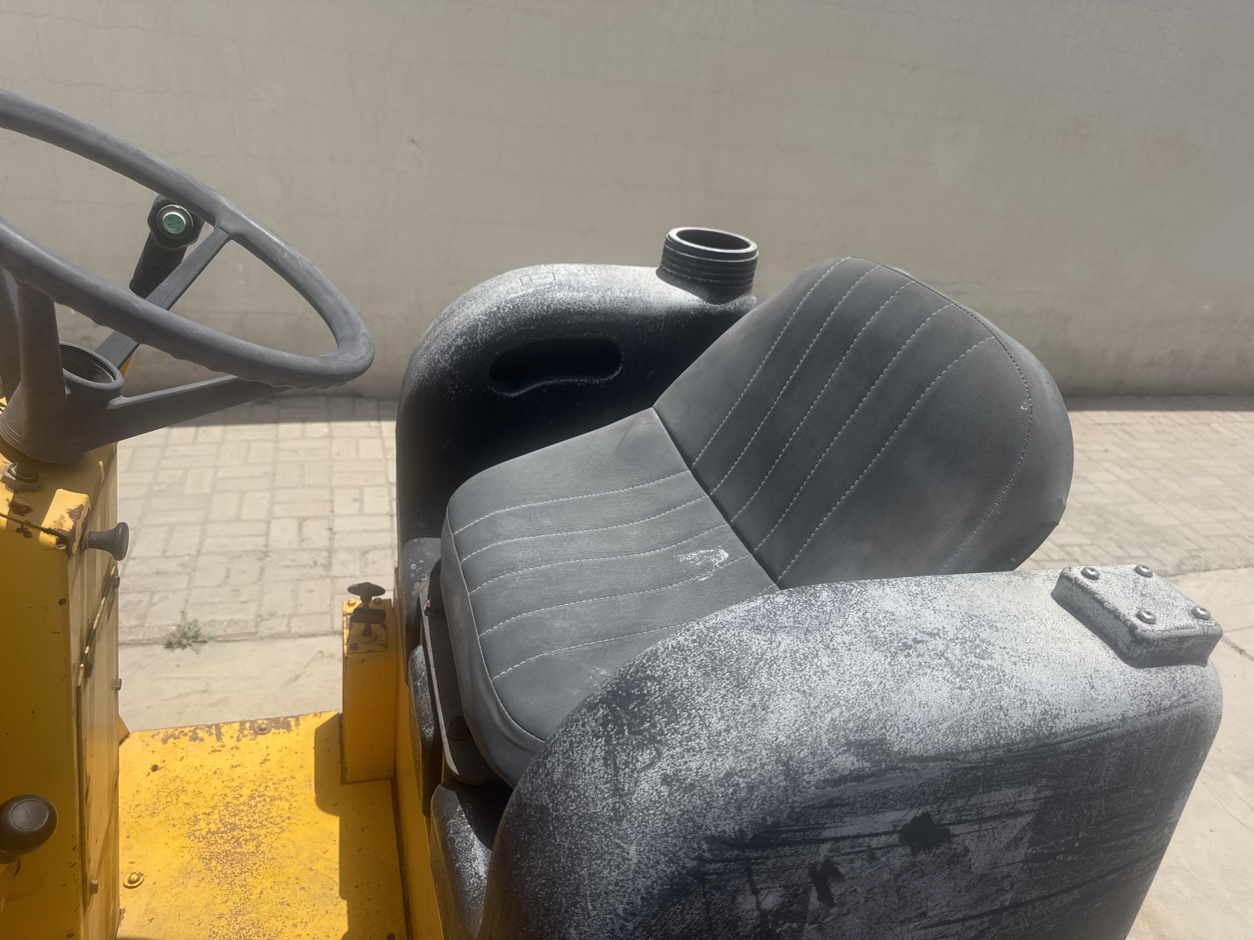 SRC-017-Sakai-CR270-Tandem-rollers-inspection-Cabin-Seats/armrests-1