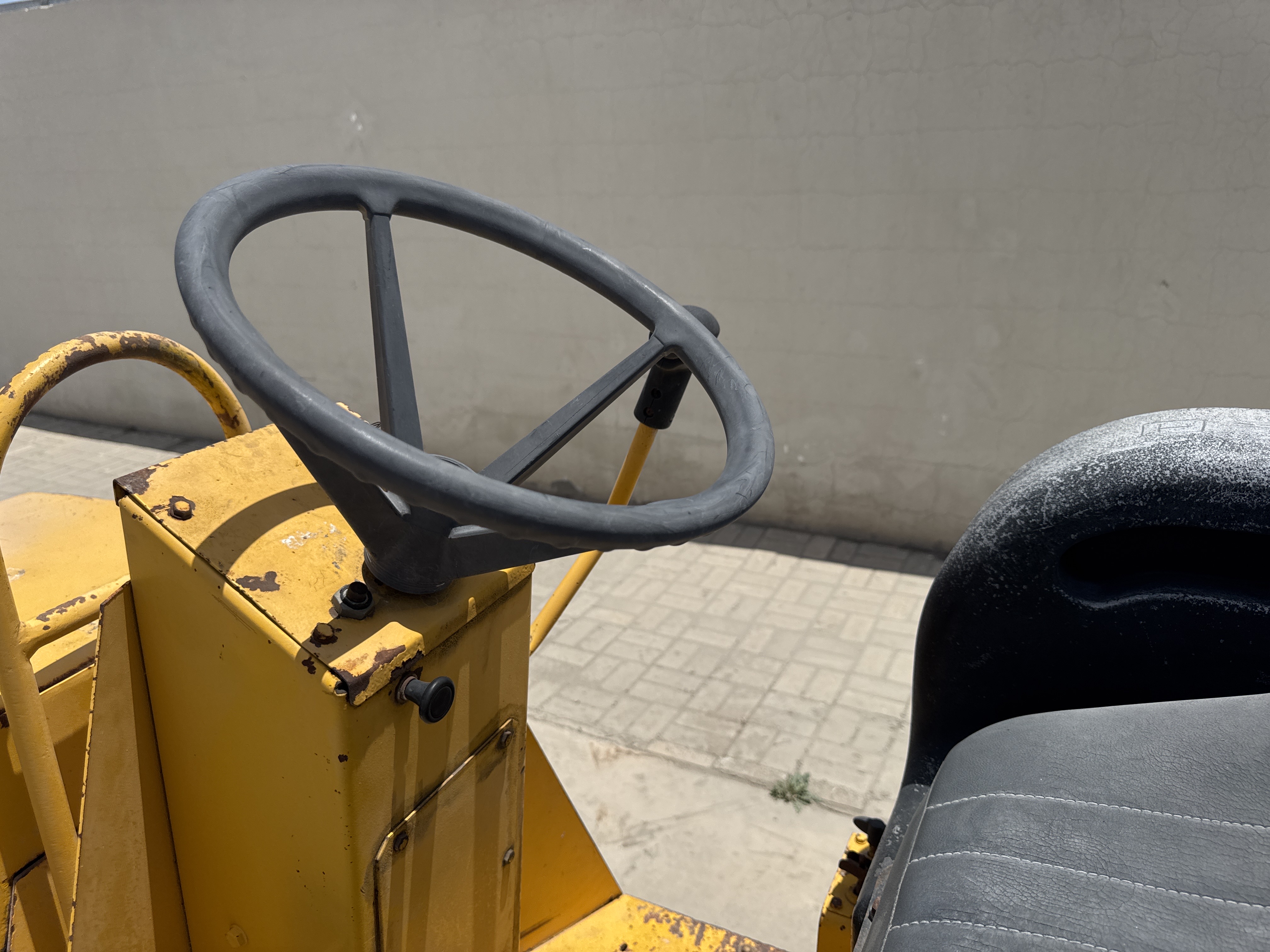 SRC-017-Sakai-CR270-Tandem-rollers-inspection-Cabin-Steering-controls-1