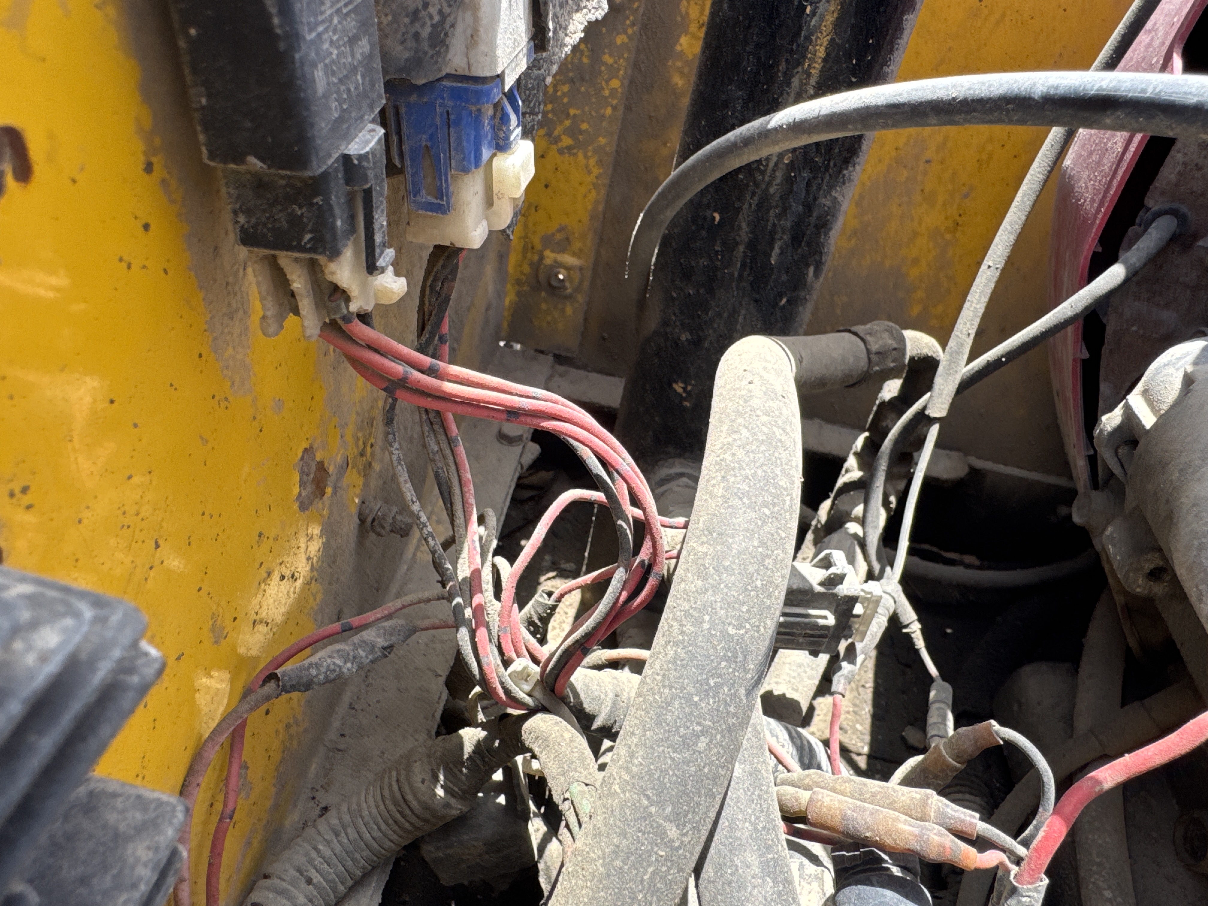 SRC-017-Sakai-CR270-Tandem-rollers-inspection-Electronics-Main-harness-1
