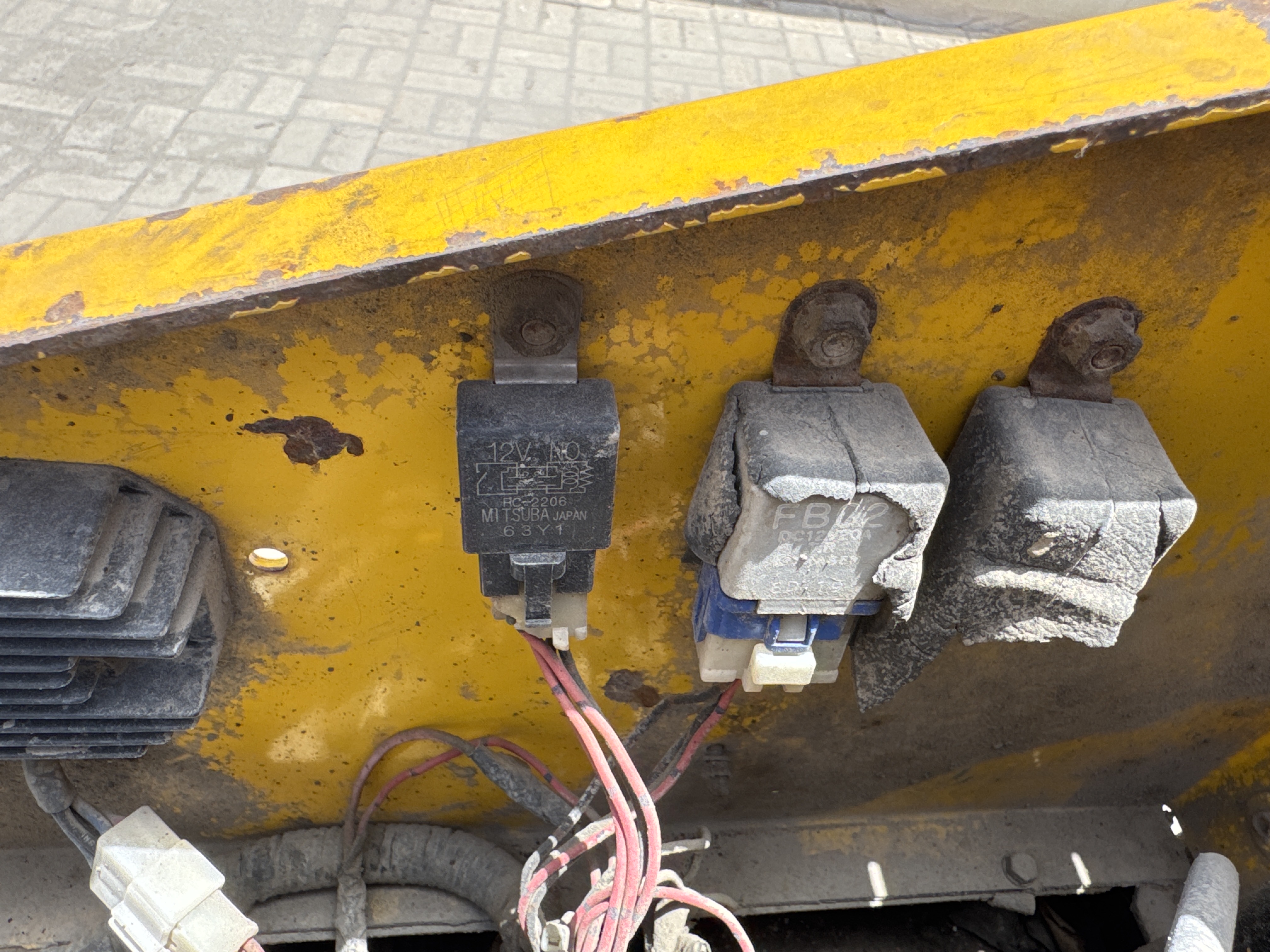 SRC-017-Sakai-CR270-Tandem-rollers-inspection-Electronics-Fuse-box-1