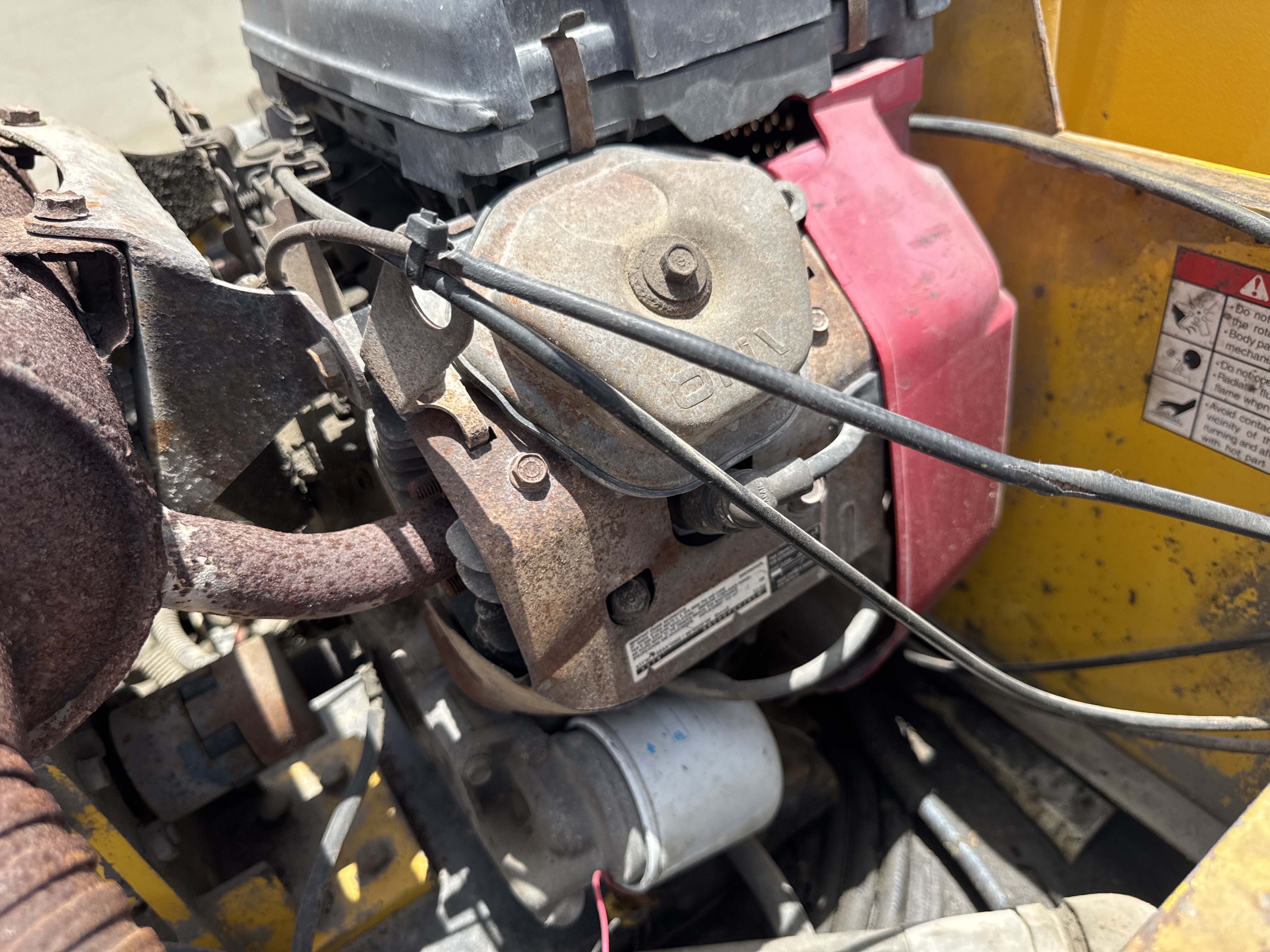SRC-017-Sakai-CR270-Tandem-rollers-inspection-Engine-Throttle-1