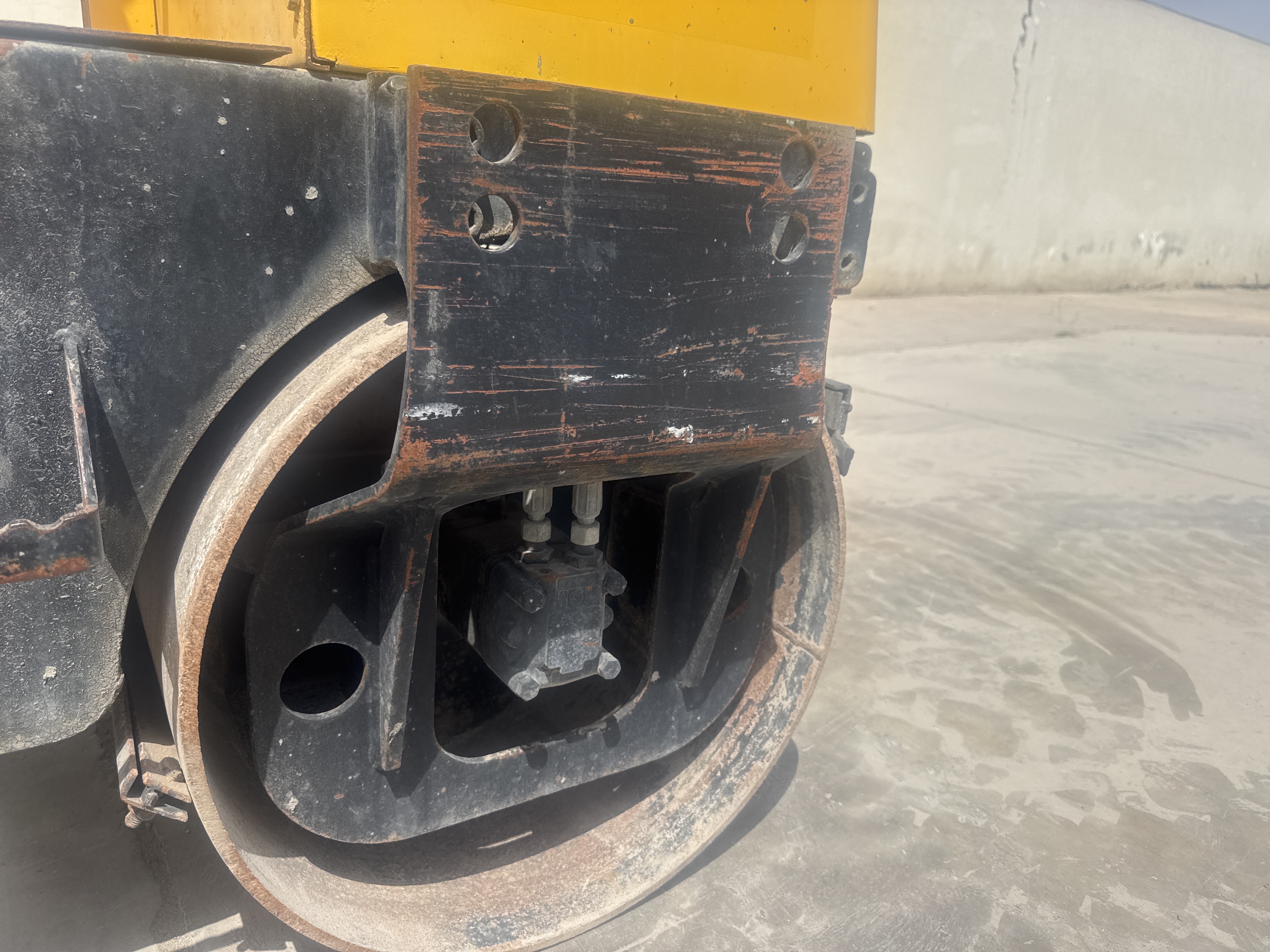 SRC-017-Sakai-CR270-Tandem-rollers-inspection-Chassis-Rear-drum-forks-1