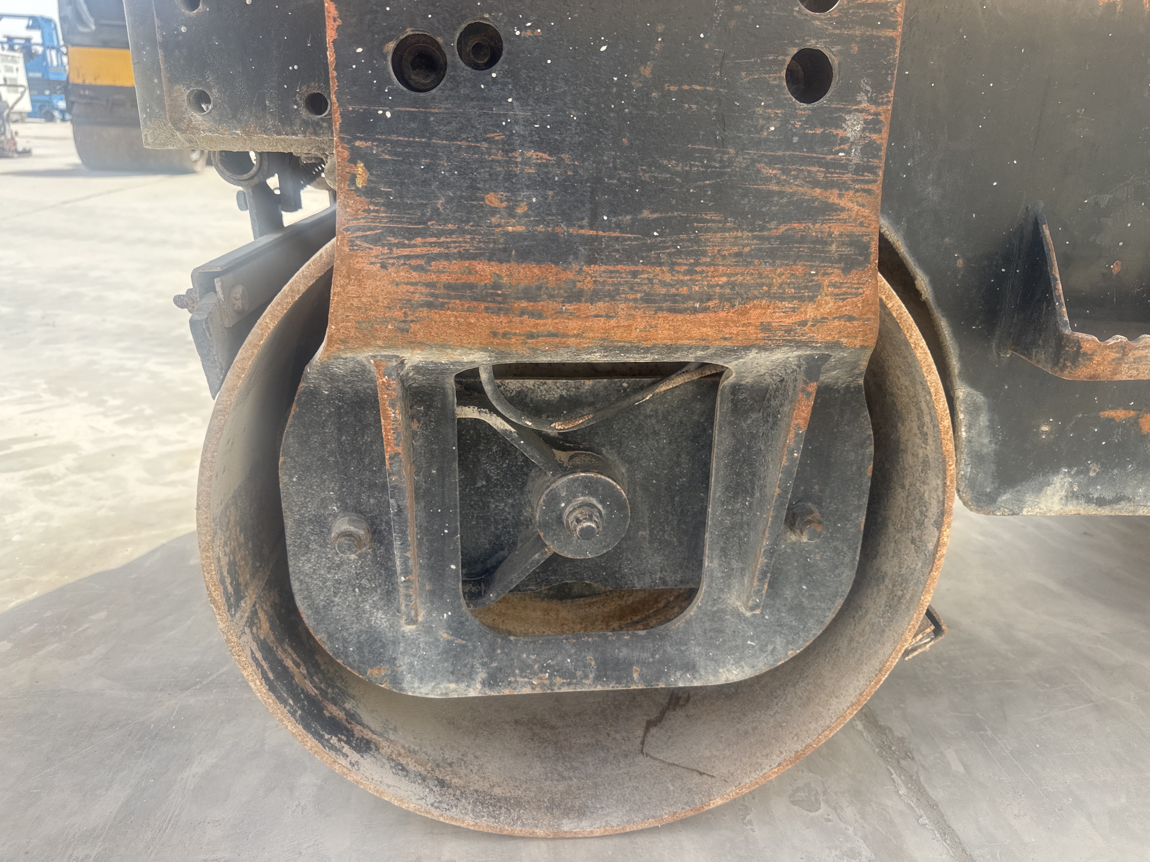 SRC-017-Sakai-CR270-Tandem-rollers-inspection-Chassis-Rear-drum-forks-1