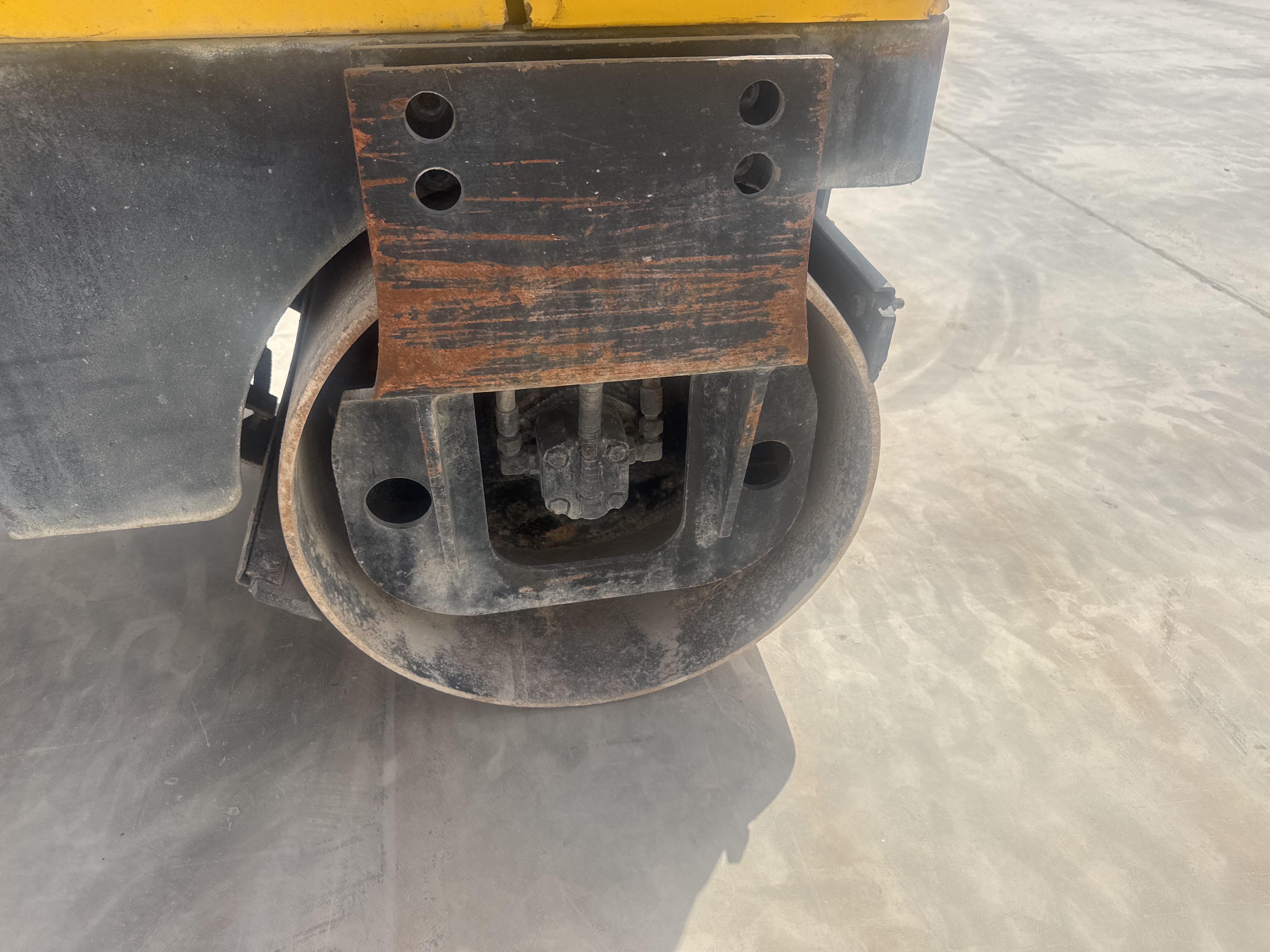SRC-017-Sakai-CR270-Tandem-rollers-inspection-Chassis-Front-drum-forks-1