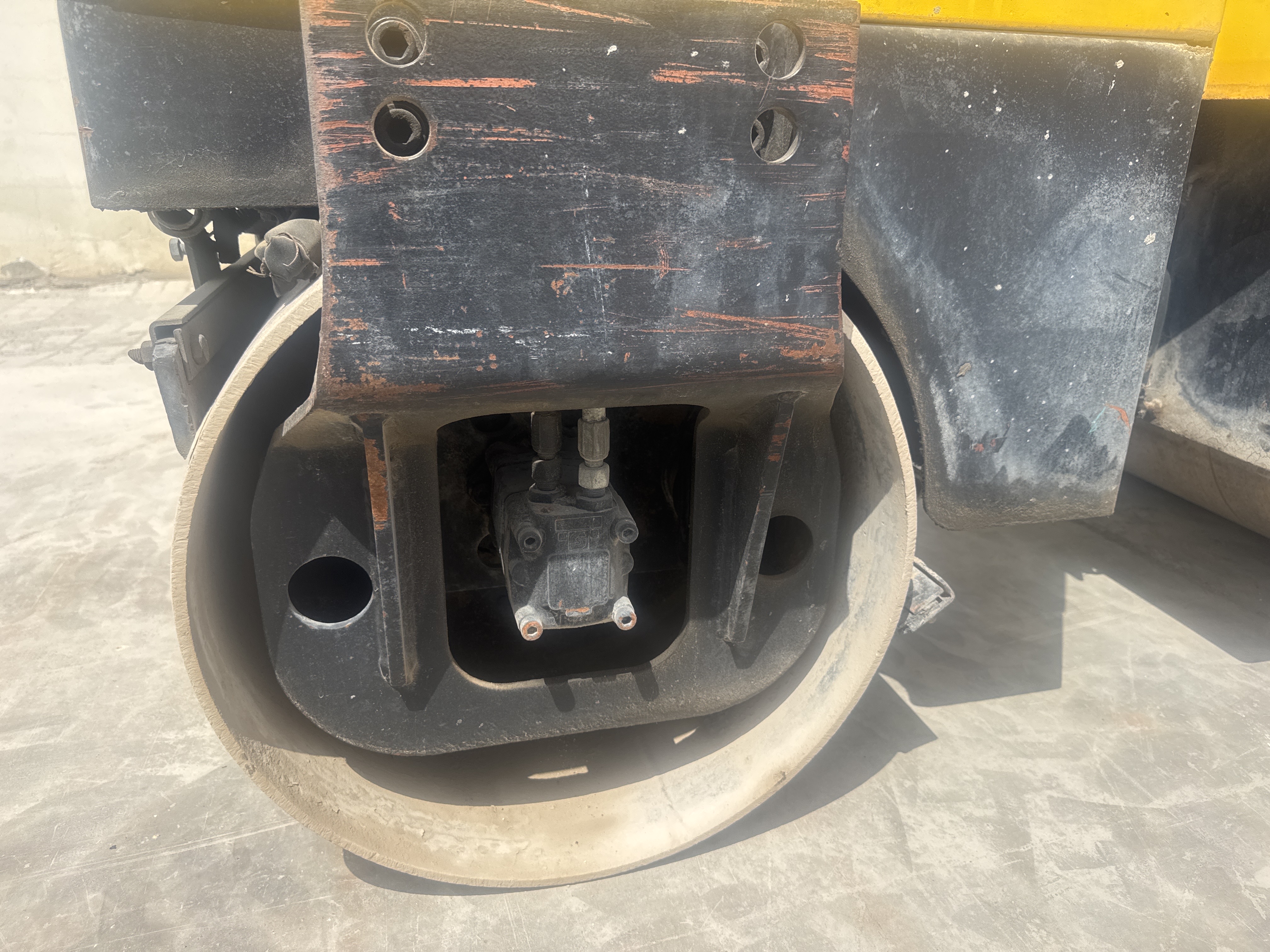 SRC-017-Sakai-CR270-Tandem-rollers-inspection-Chassis-Front-drum-forks-1