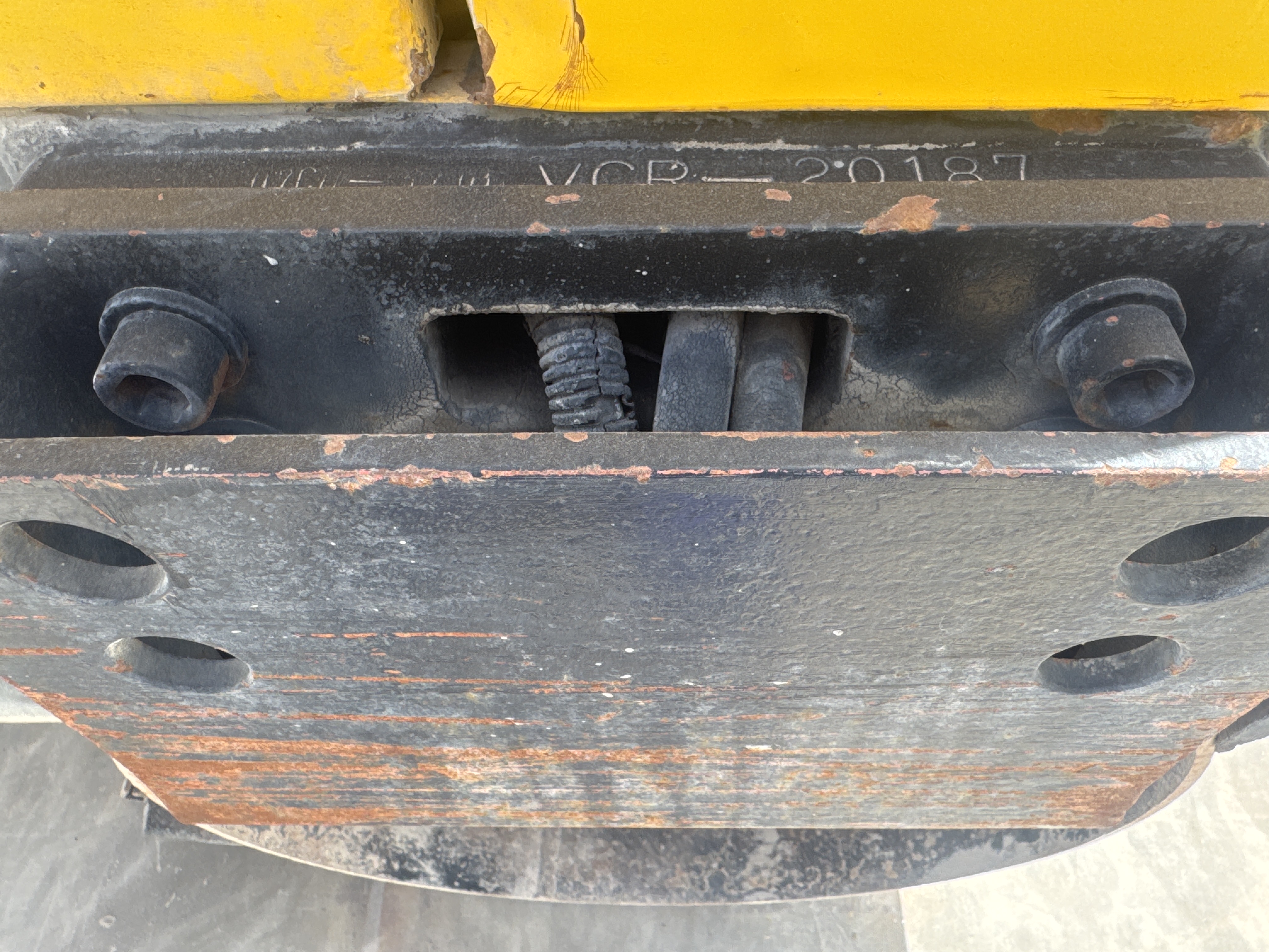 SRC-017-Sakai-CR270-Tandem-rollers-inspection-Chassis-Front-drum-mounting-bolts-1