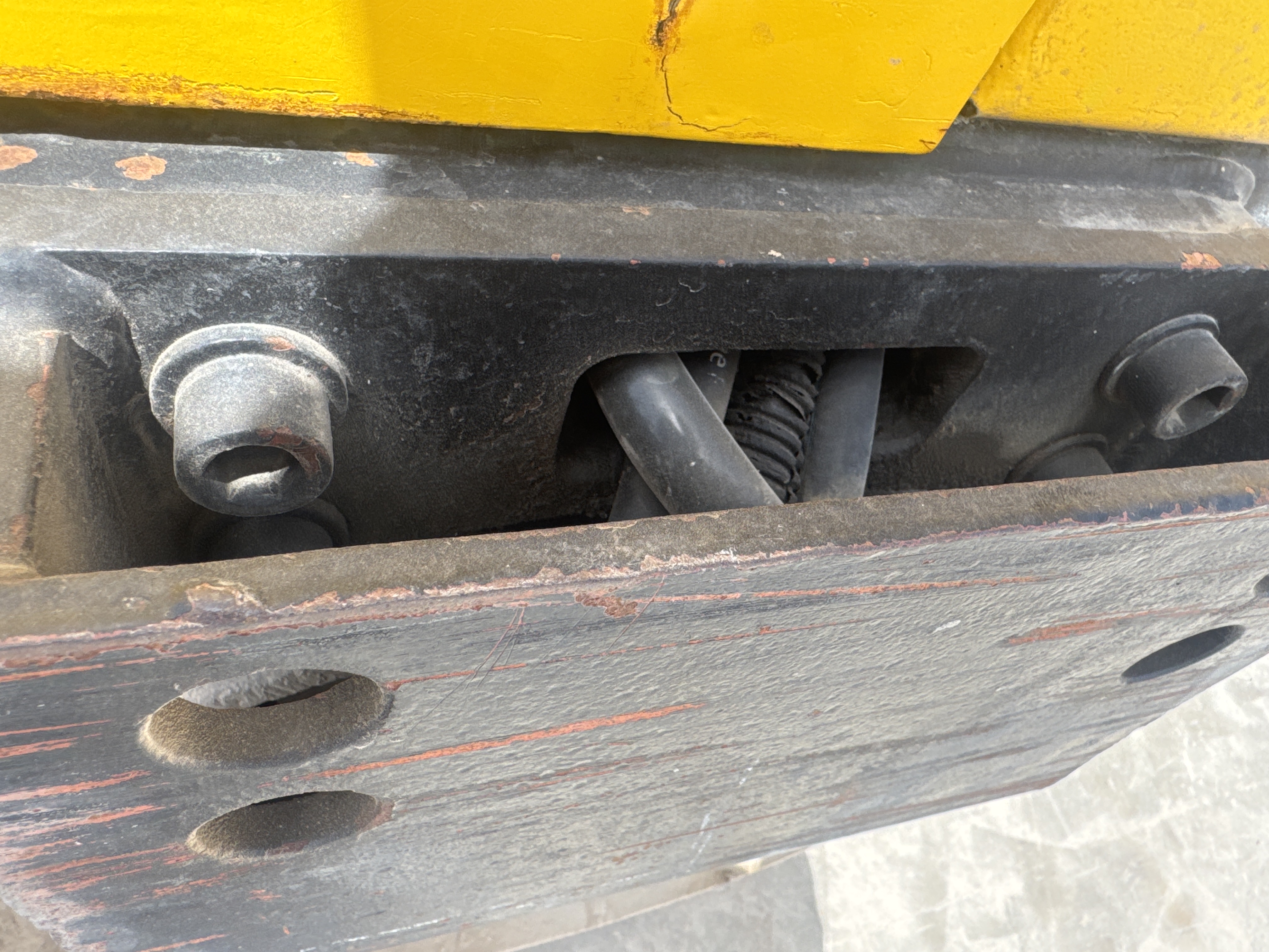 SRC-017-Sakai-CR270-Tandem-rollers-inspection-Chassis-Front-drum-mounting-bolts-1