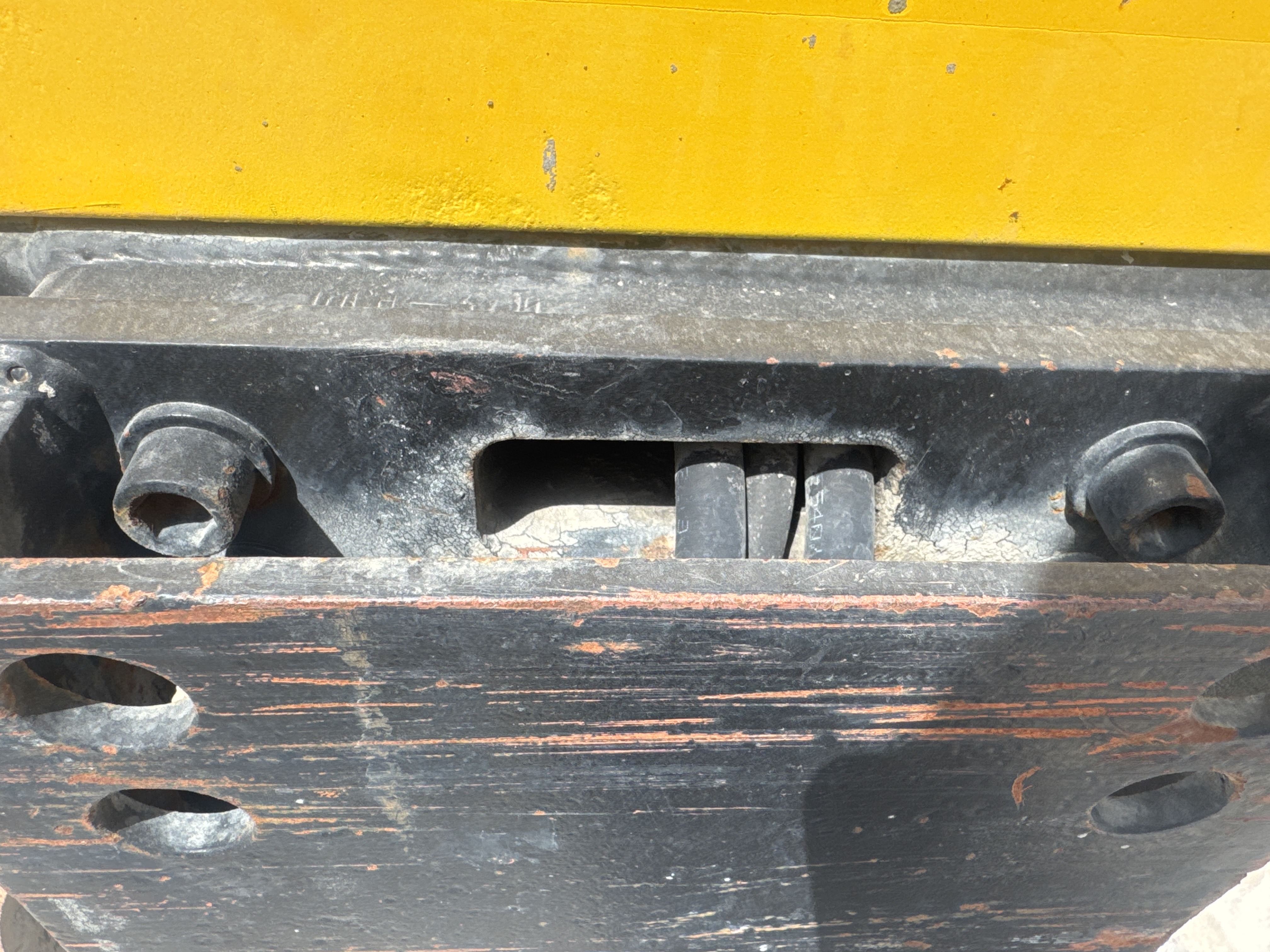 SRC-017-Sakai-CR270-Tandem-rollers-inspection-Chassis-Rear-drum-mounting-bolts-1