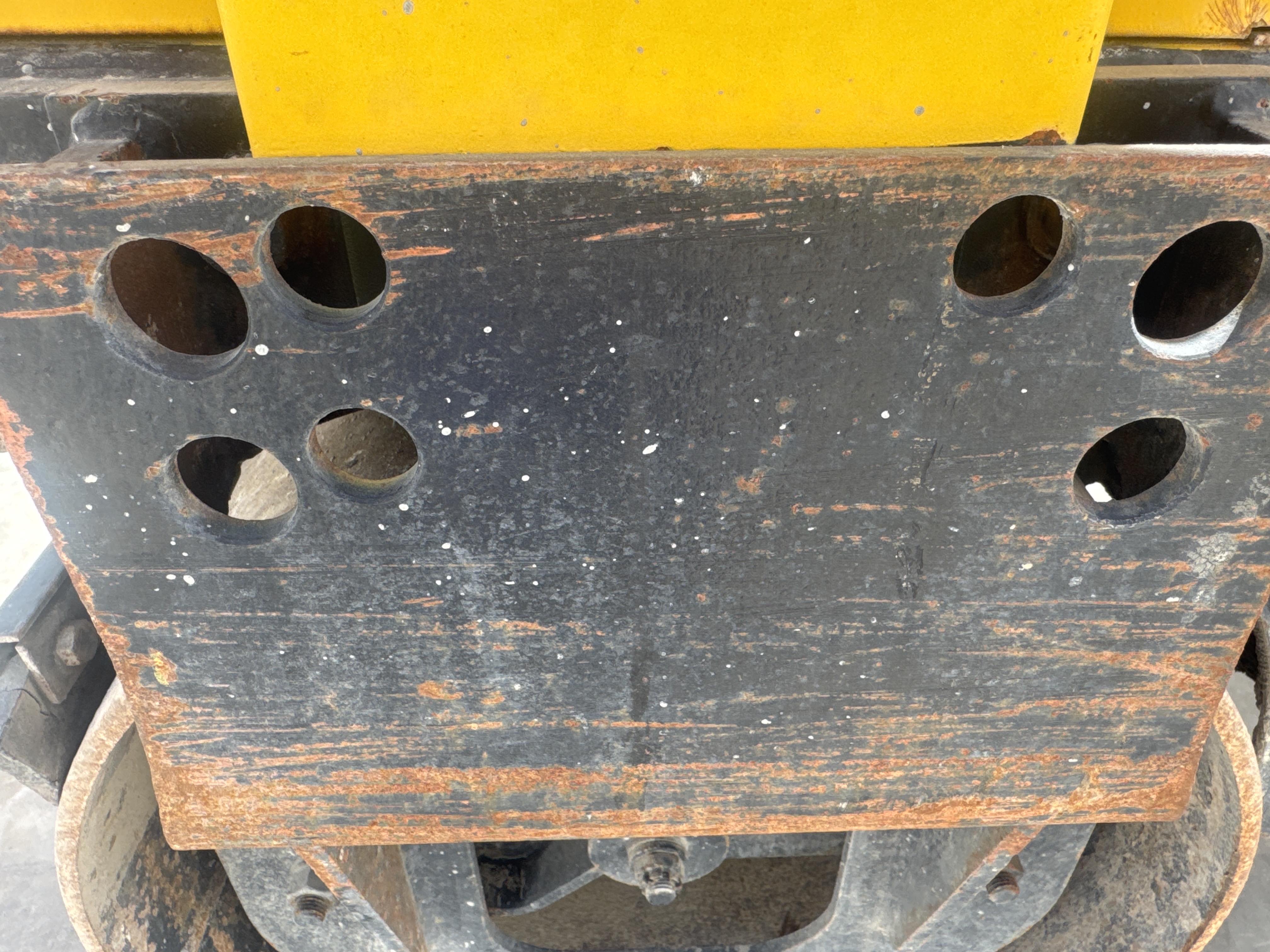 SRC-017-Sakai-CR270-Tandem-rollers-inspection-Chassis-Rear-drum-mounting-bolts-1