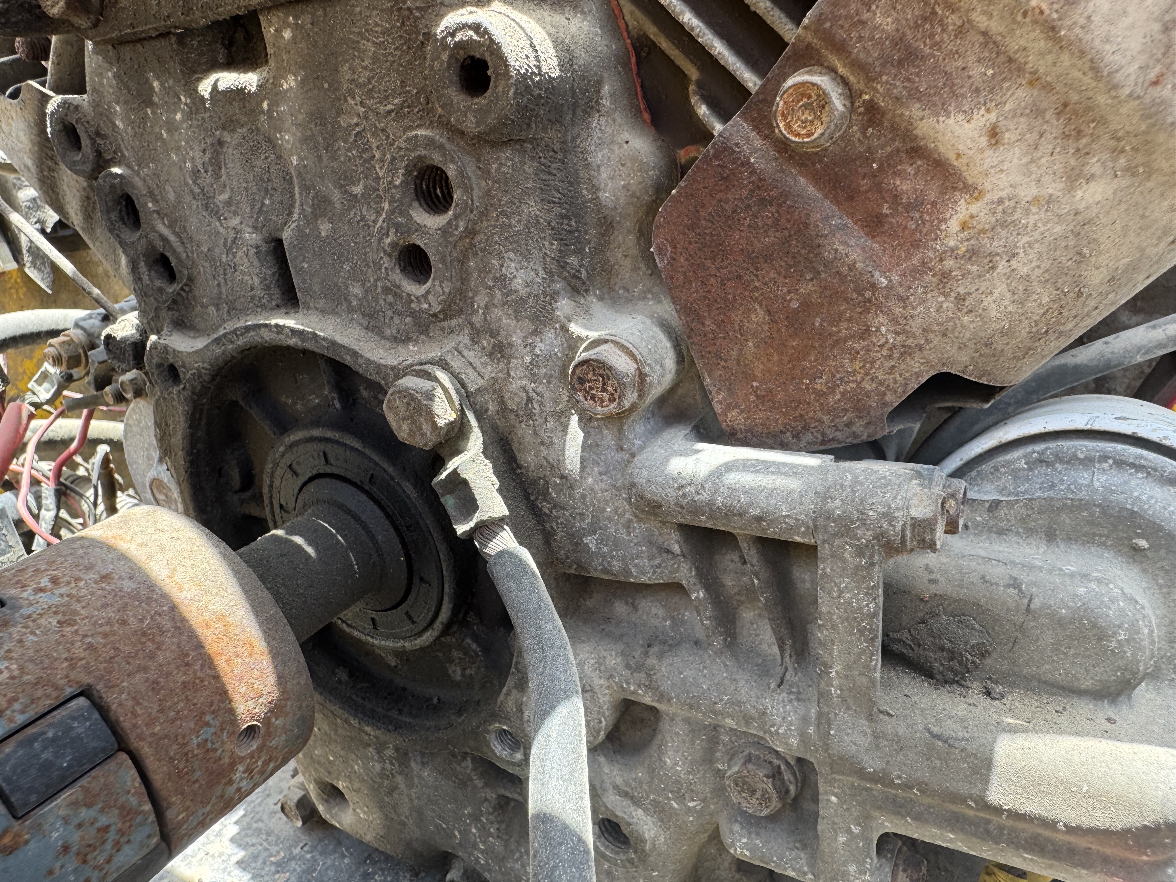 SRC-017-Sakai-CR270-Tandem-rollers-inspection-Engine-Engine-oil-leaks-1