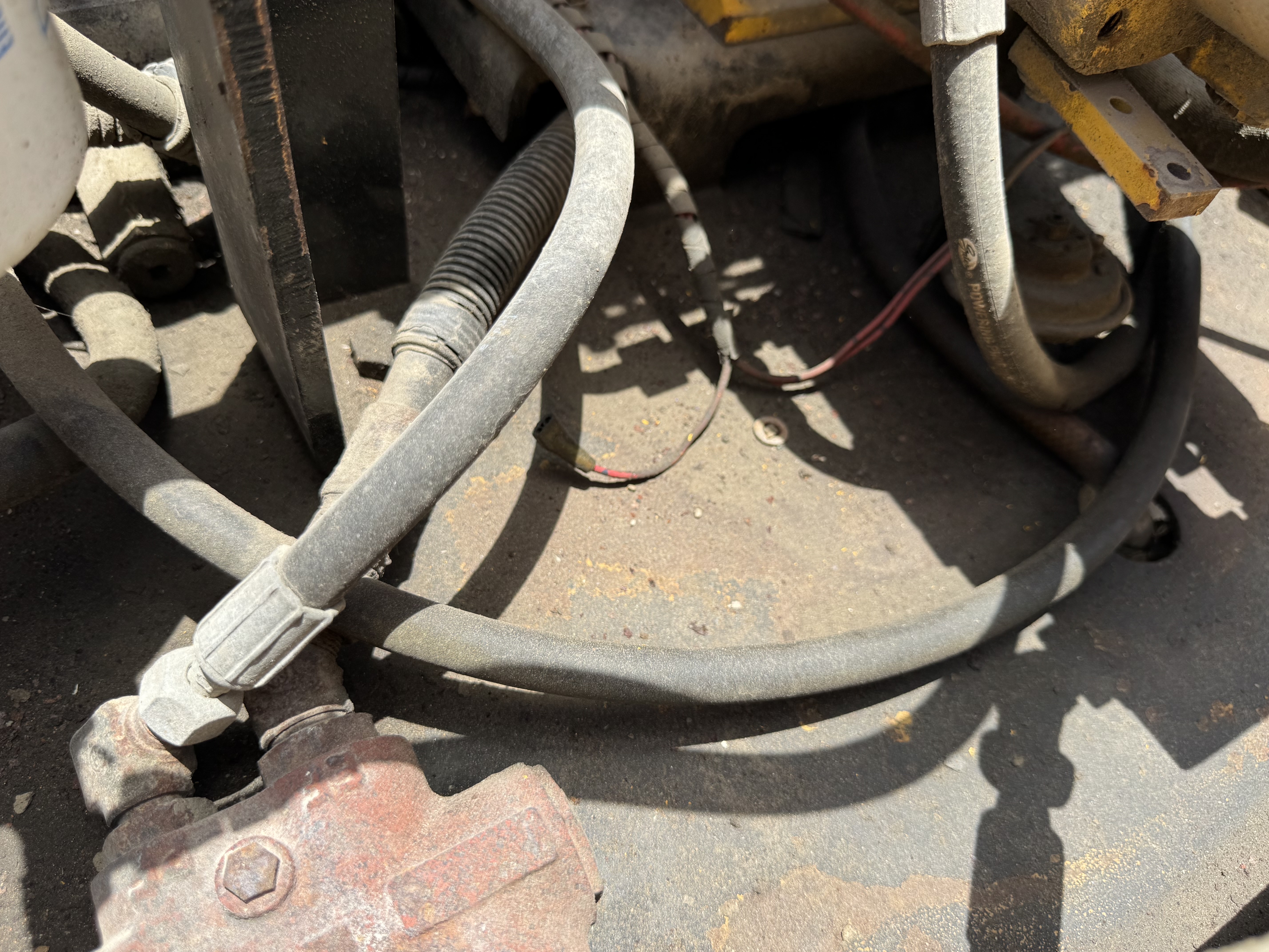 SRC-017-Sakai-CR270-Tandem-rollers-inspection-Engine-Engine-oil-leaks-1